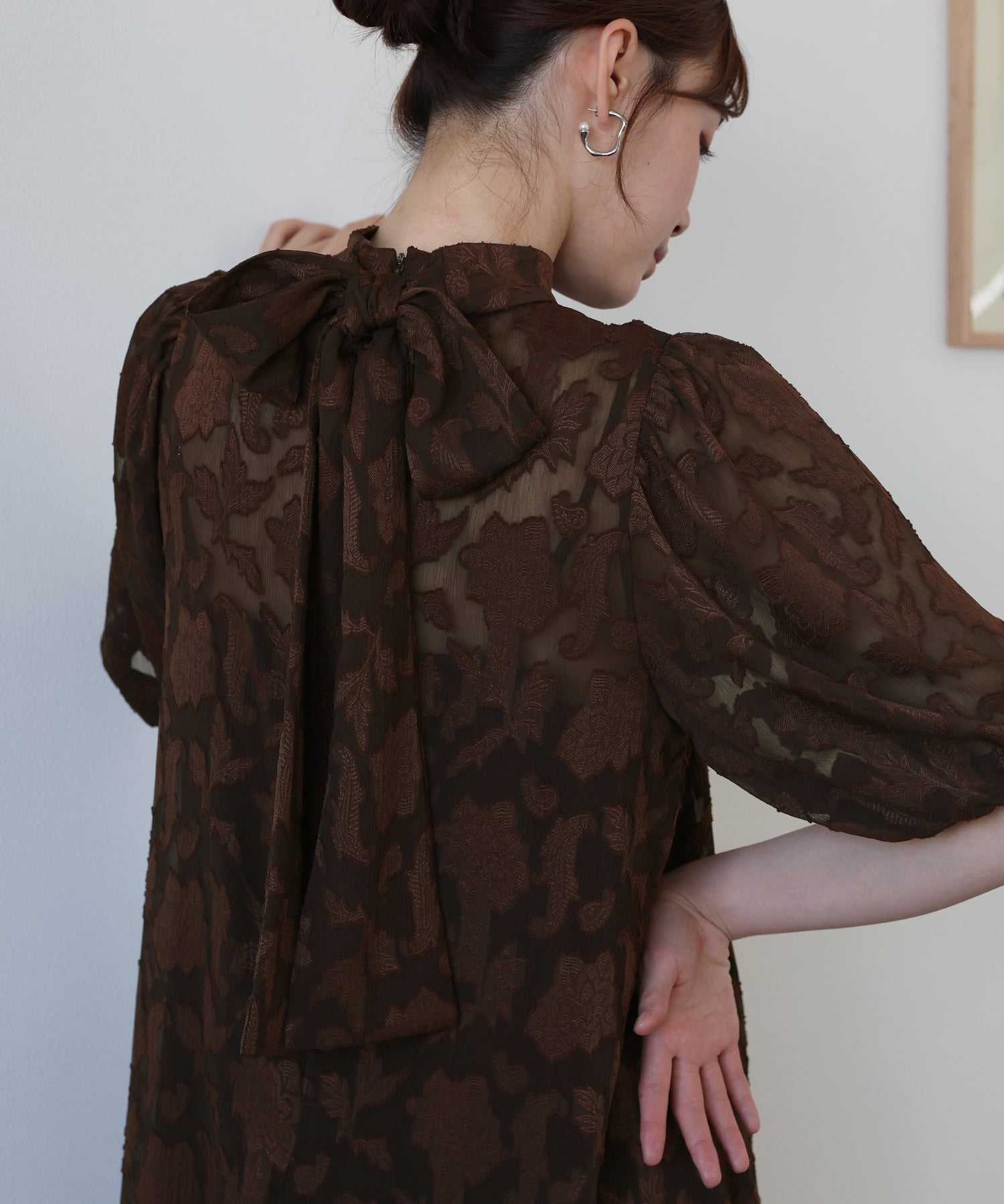 ジェーバイブルー J by blue 《結婚式 パーティー 二次会》インナー付きバックリボンジャガードドレス （ブラウン2） ブラウン2