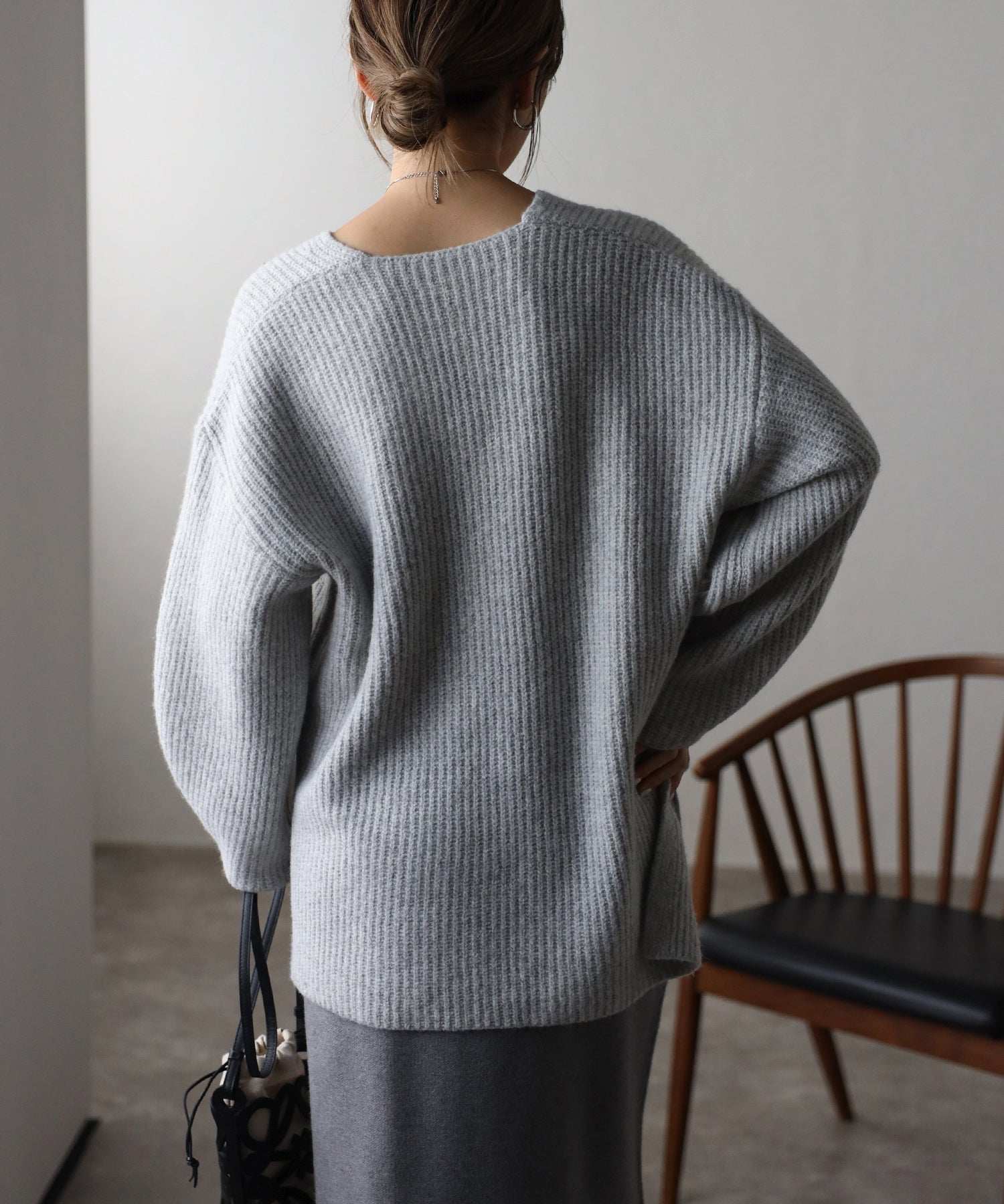 ボンジュールサガン BONJOUR SAGAN 片畦編みヤーンVネックニット