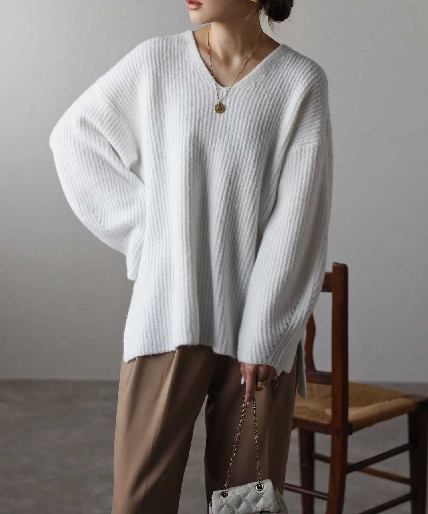 ボンジュールサガン BONJOUR SAGAN 片畦編みヤーンVネックニット （WHITE） WHITE