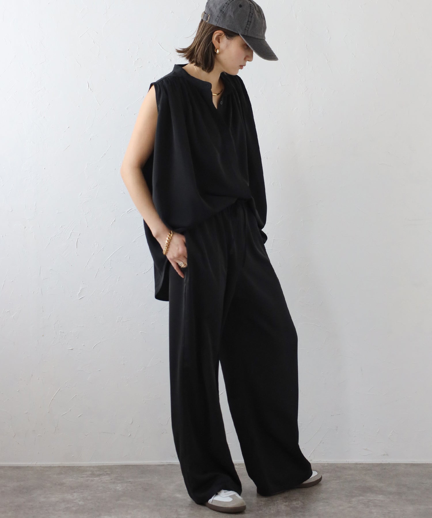 ボンジュールサガン BONJOUR SAGAN マットサテンノースリブラウス×パンツセットアップ （CHARCOAL-GRAY） CHARCOAL-GRAY