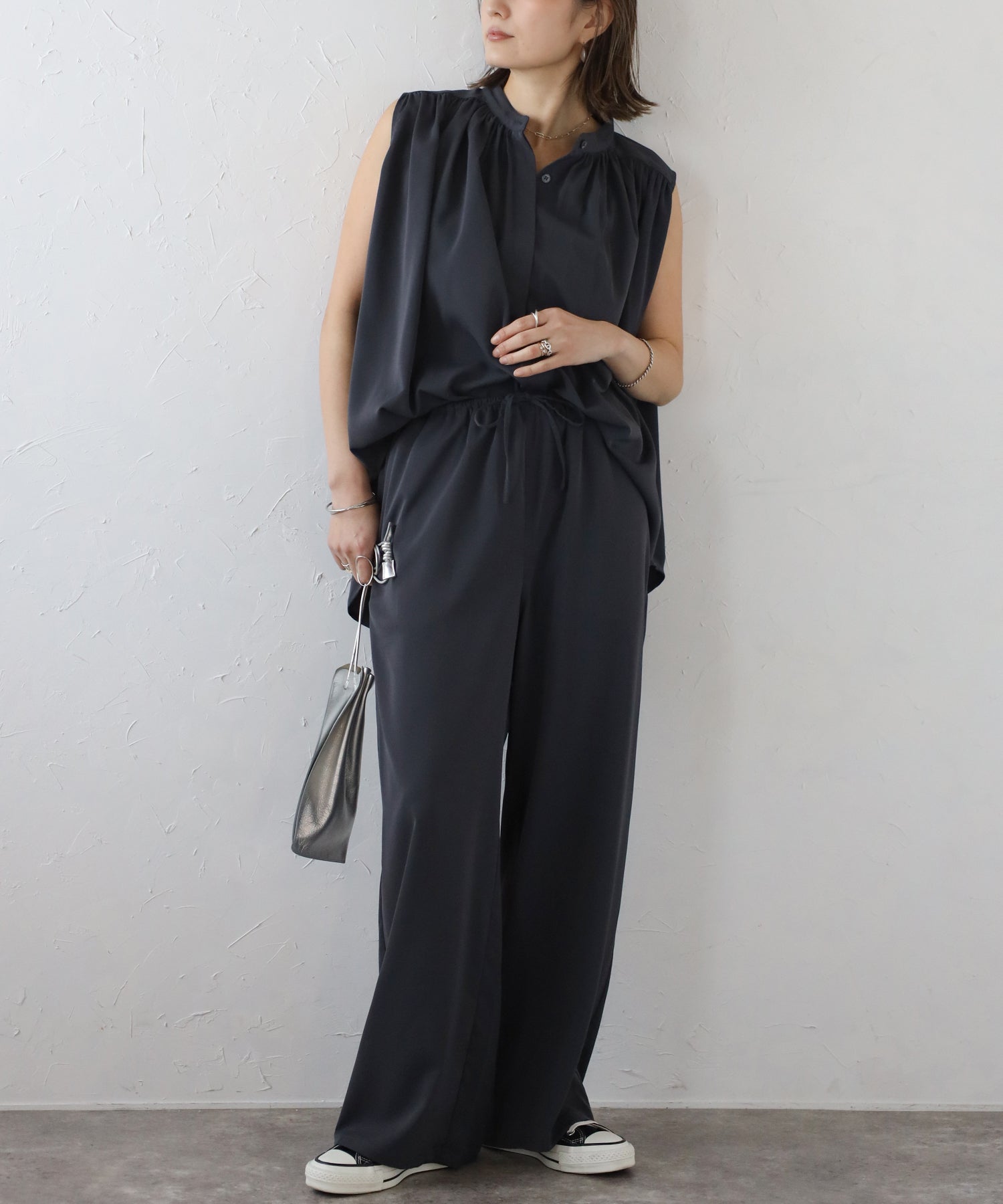 ボンジュールサガン BONJOUR SAGAN マットサテンノースリブラウス×パンツセットアップ （CHARCOAL-GRAY） CHARCOAL-GRAY