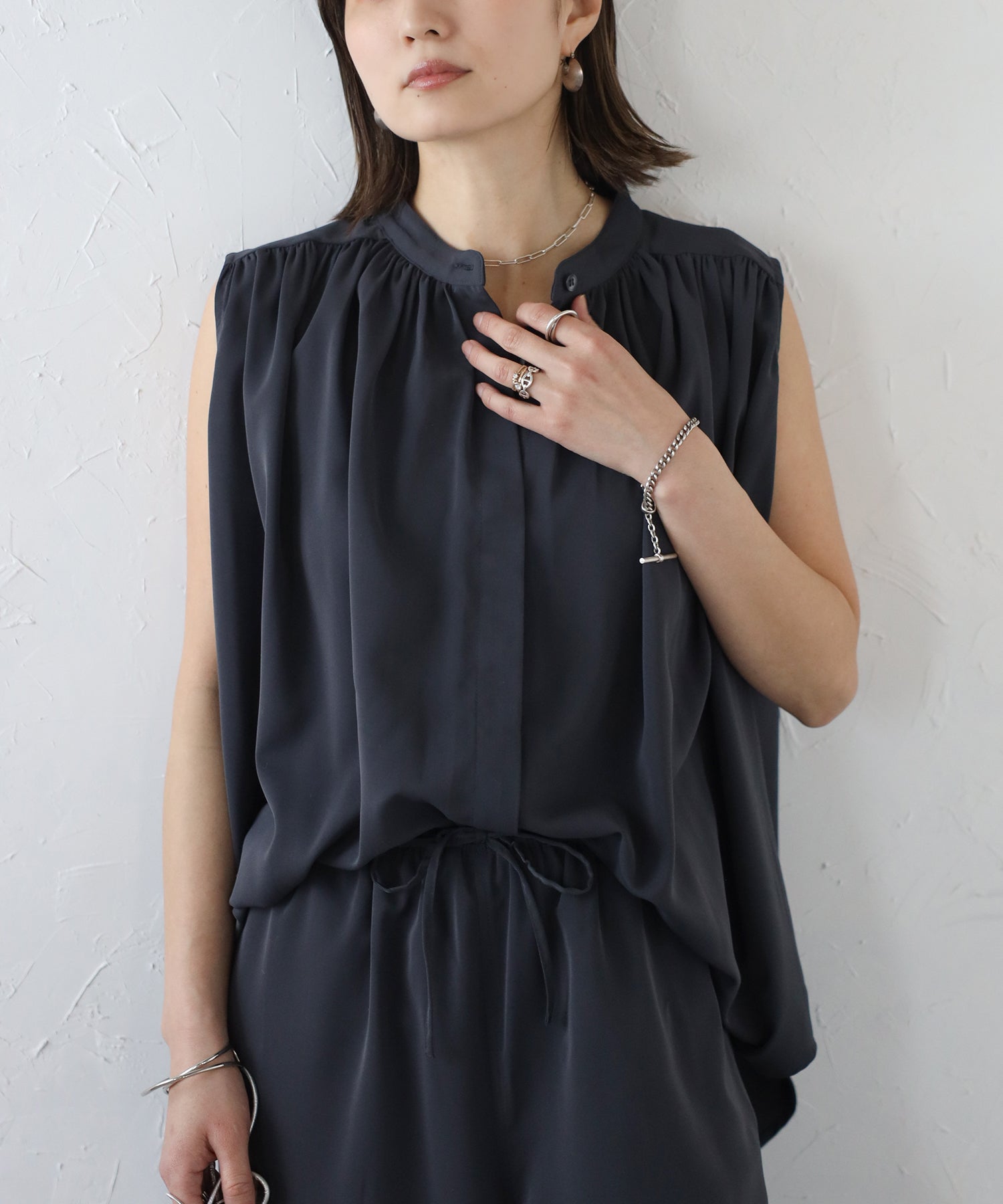 ボンジュールサガン BONJOUR SAGAN マットサテンノースリブラウス×パンツセットアップ （CHARCOAL-GRAY） CHARCOAL-GRAY