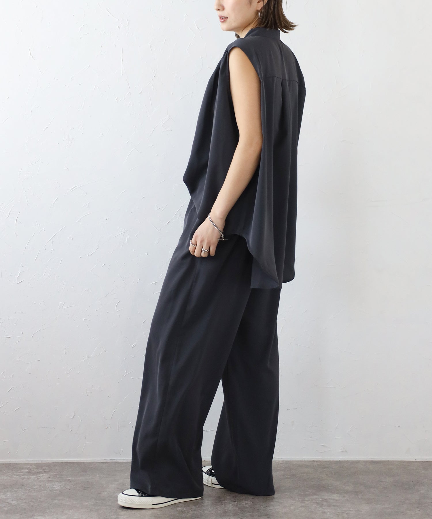 ボンジュールサガン BONJOUR SAGAN マットサテンノースリブラウス×パンツセットアップ （CHARCOAL-GRAY） CHARCOAL-GRAY