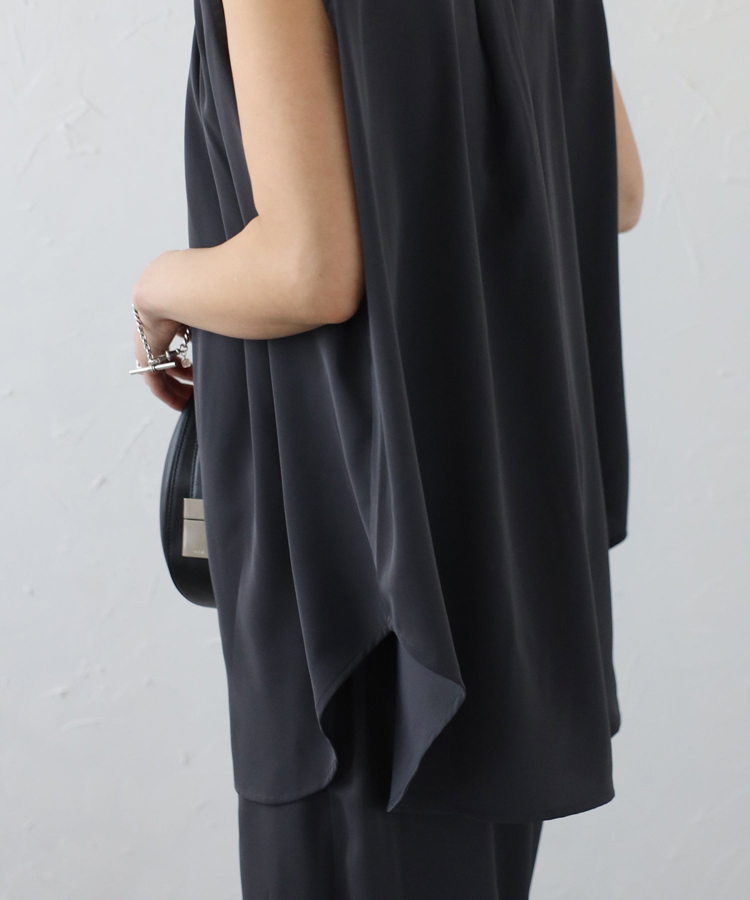 ボンジュールサガン BONJOUR SAGAN マットサテンノースリブラウス×パンツセットアップ （CHARCOAL-GRAY） CHARCOAL-GRAY