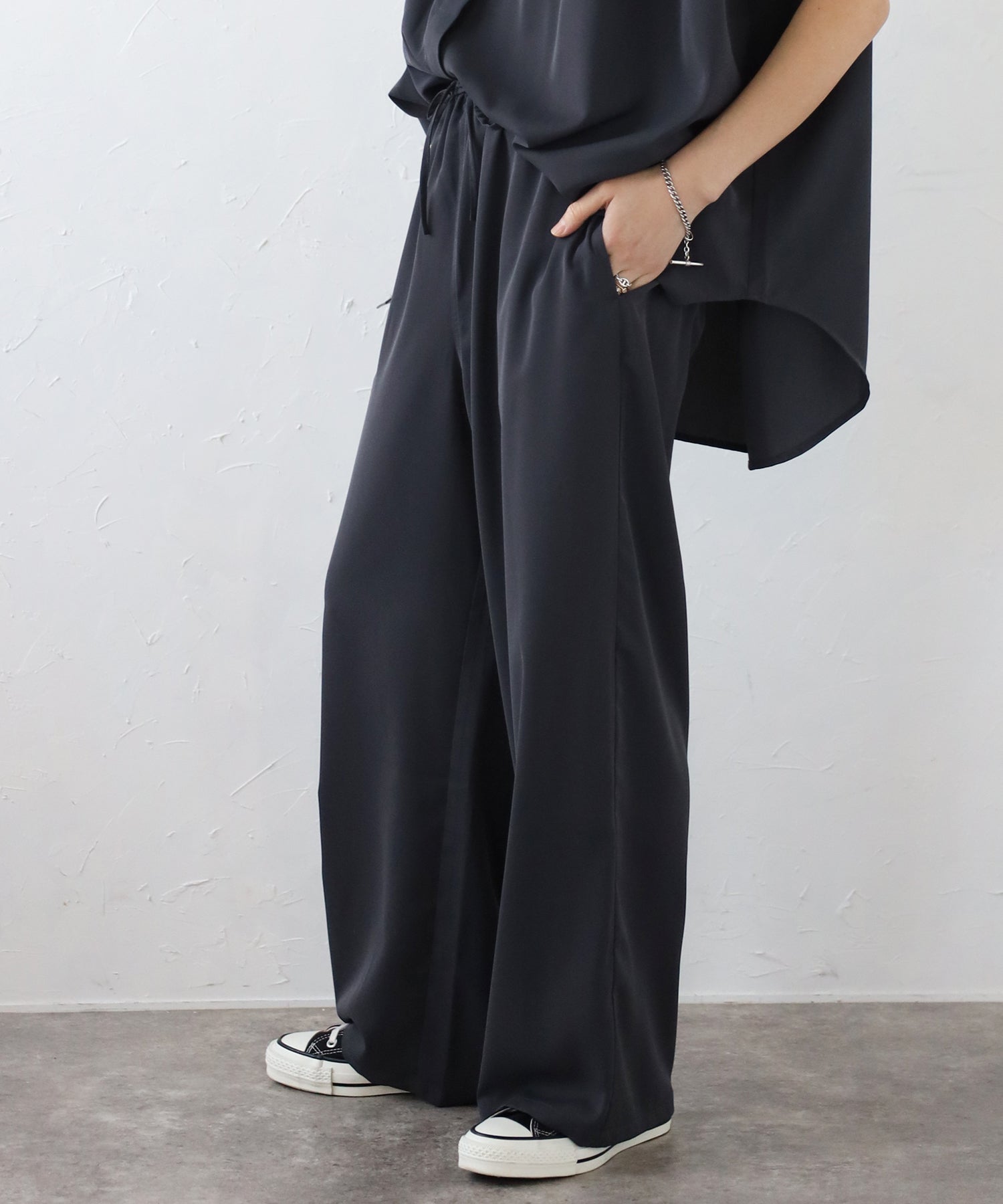 ボンジュールサガン BONJOUR SAGAN マットサテンノースリブラウス×パンツセットアップ （CHARCOAL-GRAY） CHARCOAL-GRAY