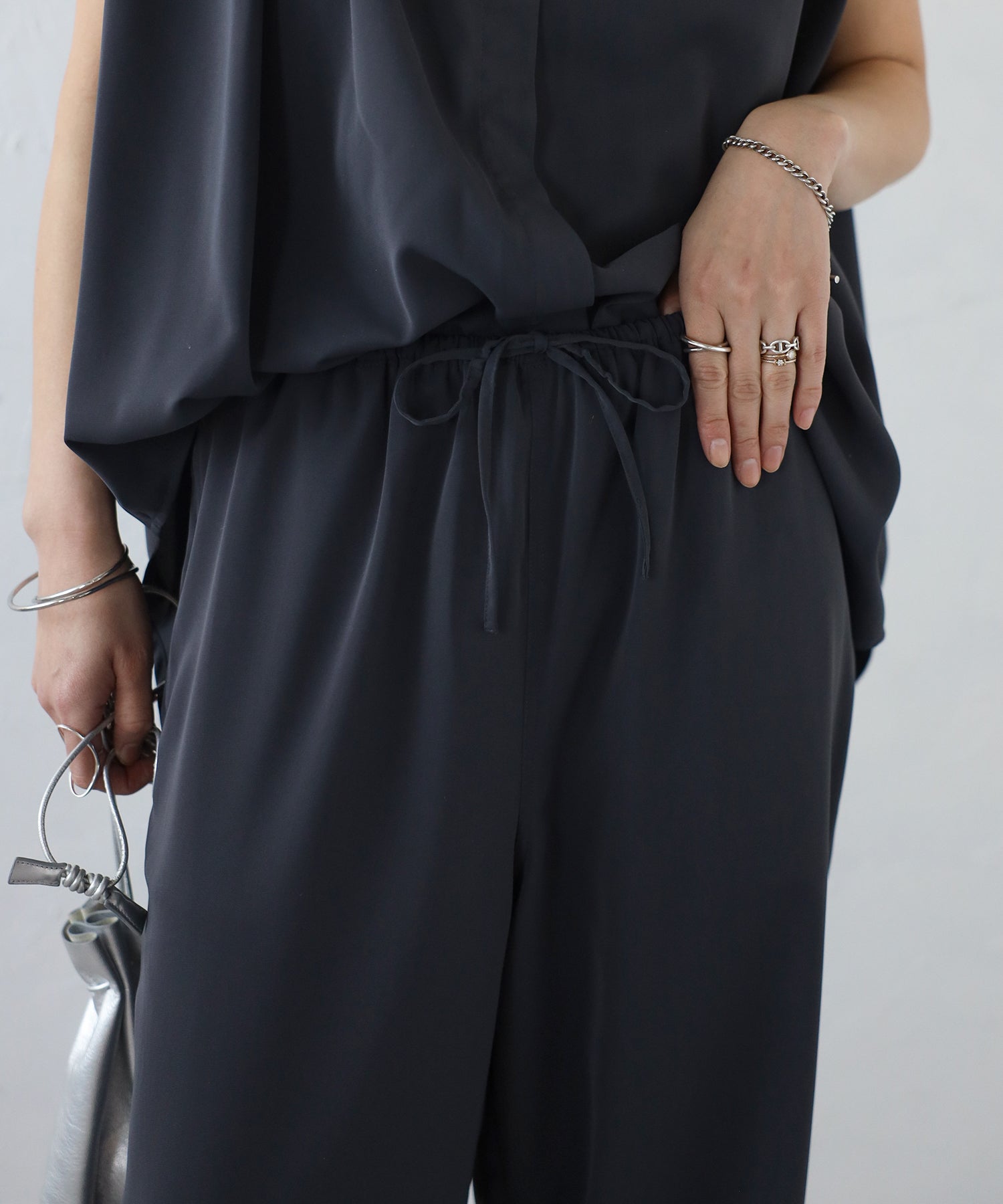 ボンジュールサガン BONJOUR SAGAN マットサテンノースリブラウス×パンツセットアップ （CHARCOAL-GRAY） CHARCOAL-GRAY