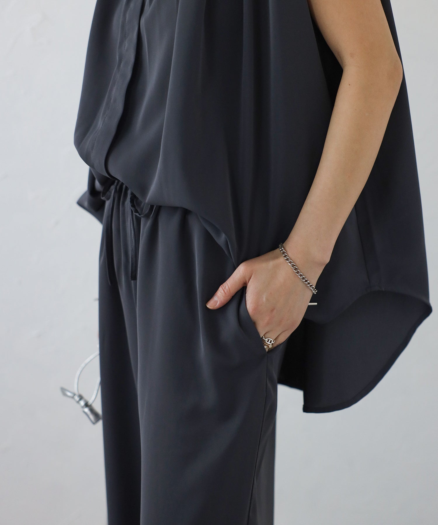 ボンジュールサガン BONJOUR SAGAN マットサテンノースリブラウス×パンツセットアップ （CHARCOAL-GRAY） CHARCOAL-GRAY