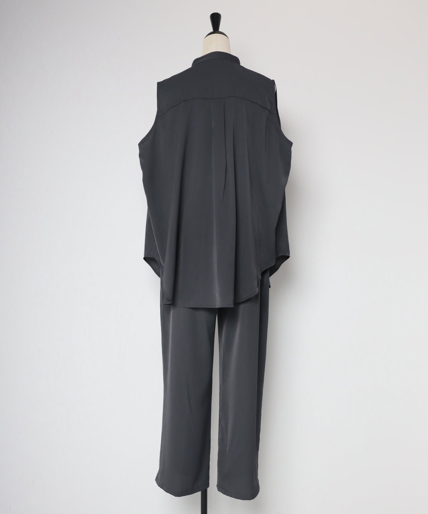 ボンジュールサガン BONJOUR SAGAN マットサテンノースリブラウス×パンツセットアップ （CHARCOAL-GRAY） CHARCOAL-GRAY