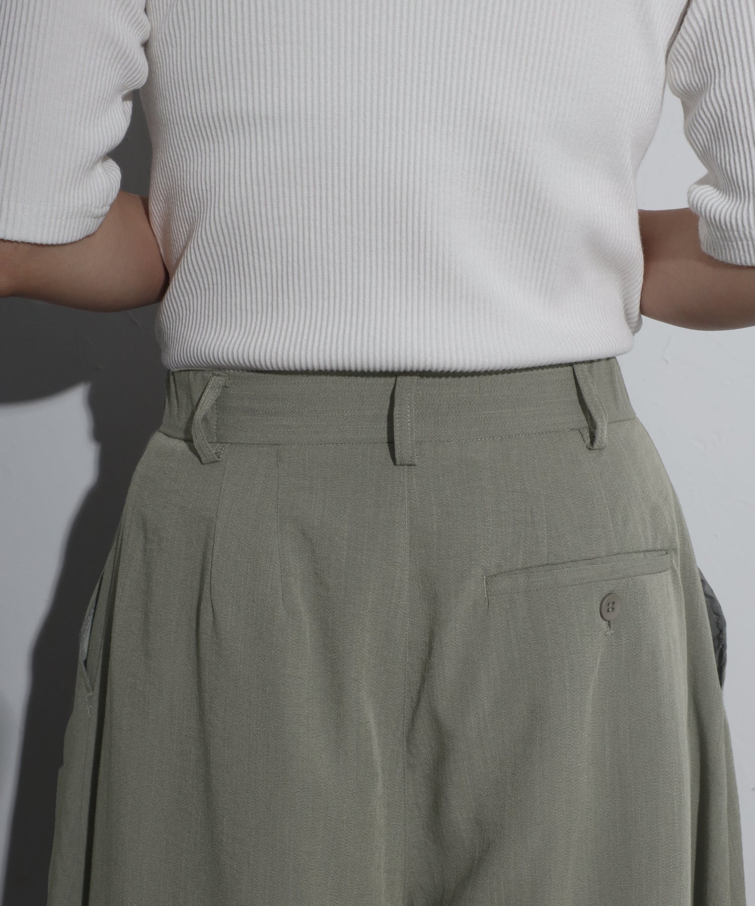 ボンジュールサガン BONJOUR SAGAN タックフレアワイドパンツ （KHAKI-GRAY） KHAKI-GRAY
