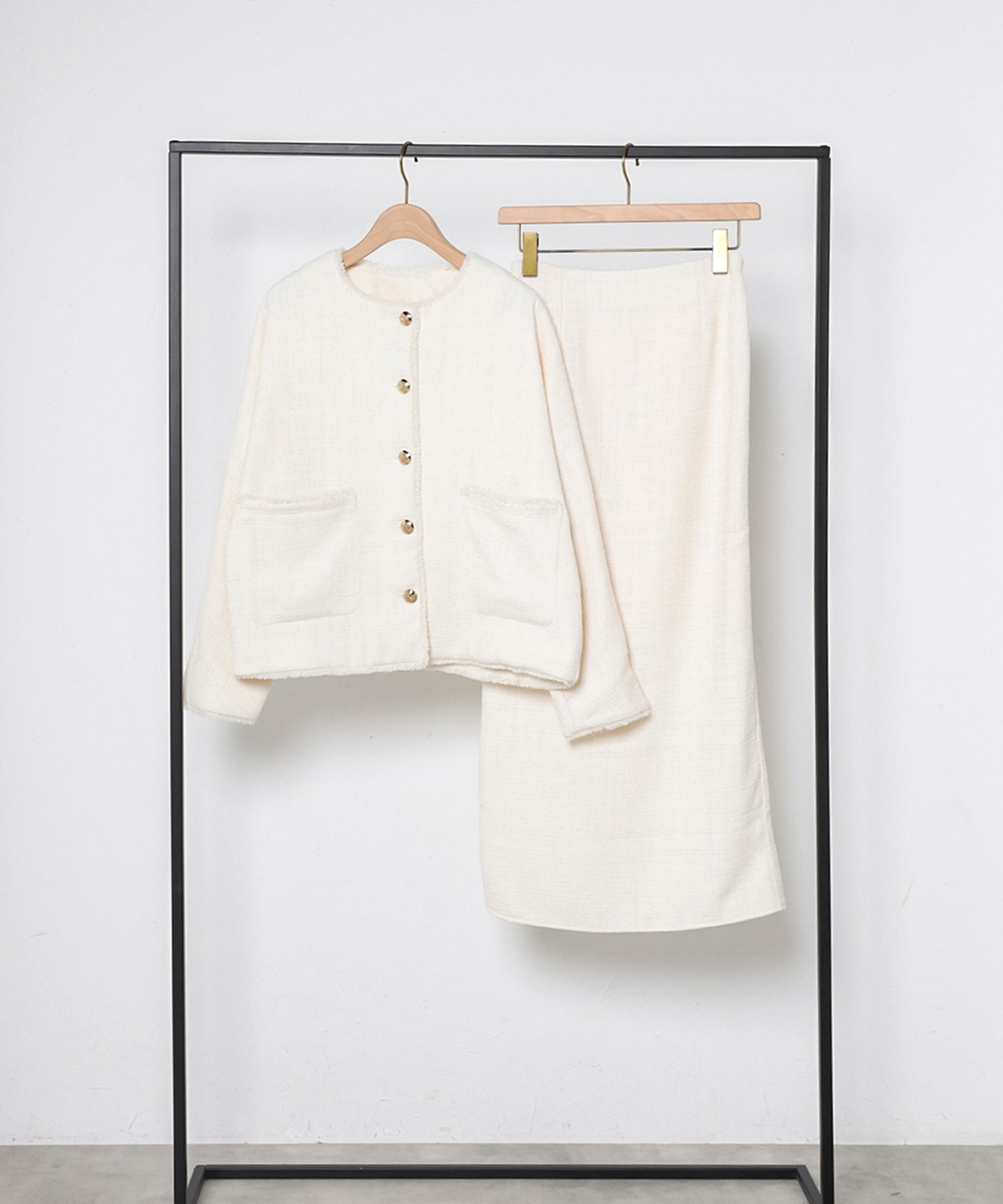 ボンジュールサガン BONJOUR SAGAN [SET]ツイードゴールド釦フリンジジャケット×Iラインバックスリットスカート （IVORY） IVORY