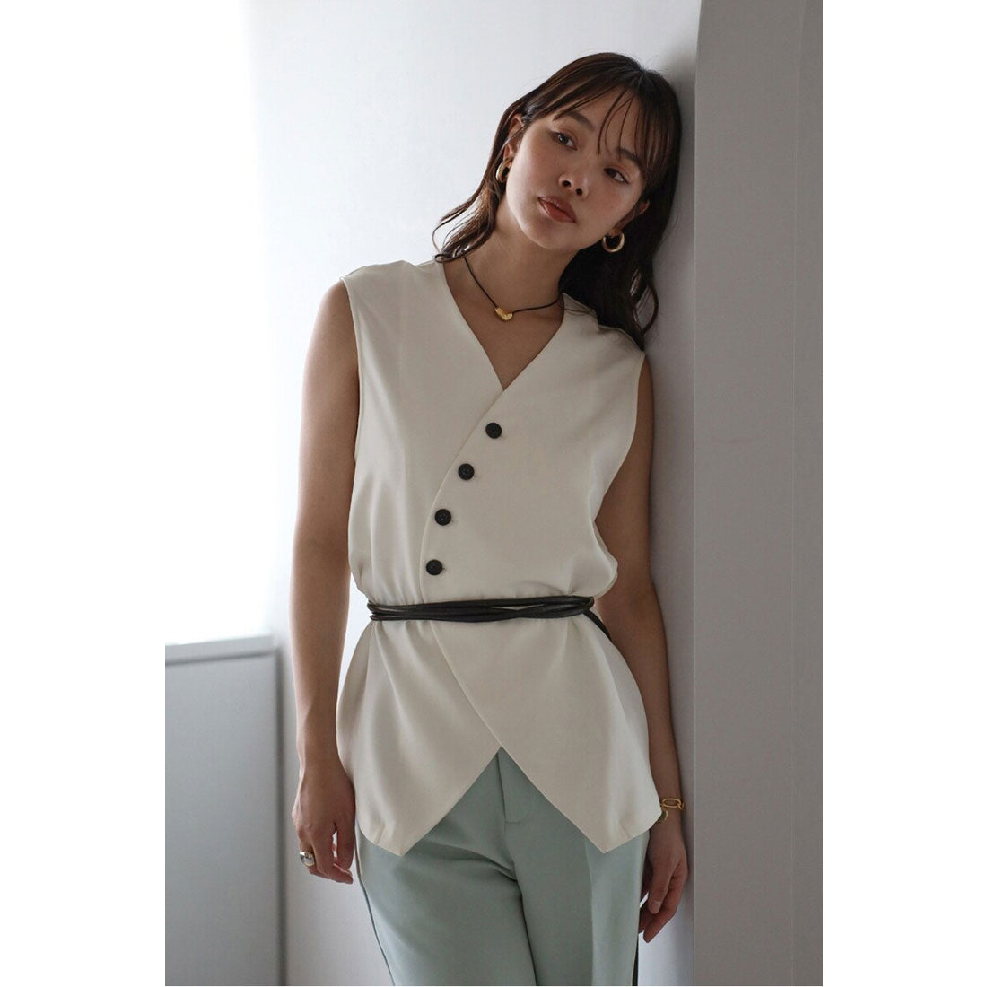 ボンジュールサガン BONJOUR SAGAN asymmetry vest with belt / ベルト付きアシンメトリーベスト （OFF-WHITE） OFF-WHITE