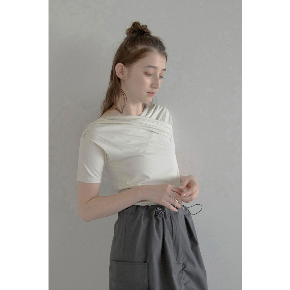 ボンジュールサガン BONJOUR SAGAN 【接触冷感】unbalanced offshoulder tee / オフショルTシャツ （ECRU） ECRU