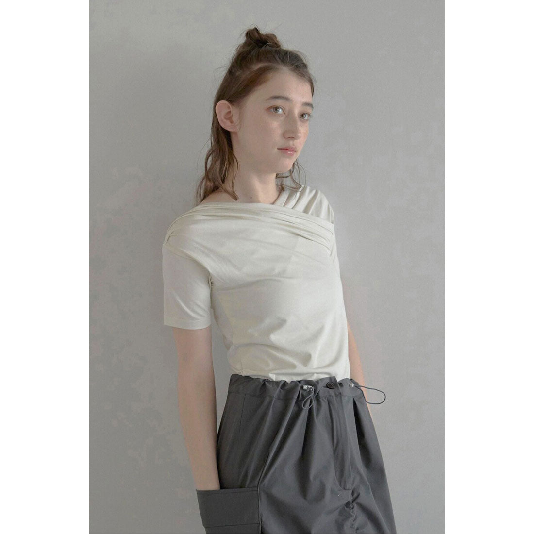 ボンジュールサガン BONJOUR SAGAN 【接触冷感】unbalanced offshoulder tee / オフショルTシャツ （ECRU） ECRU