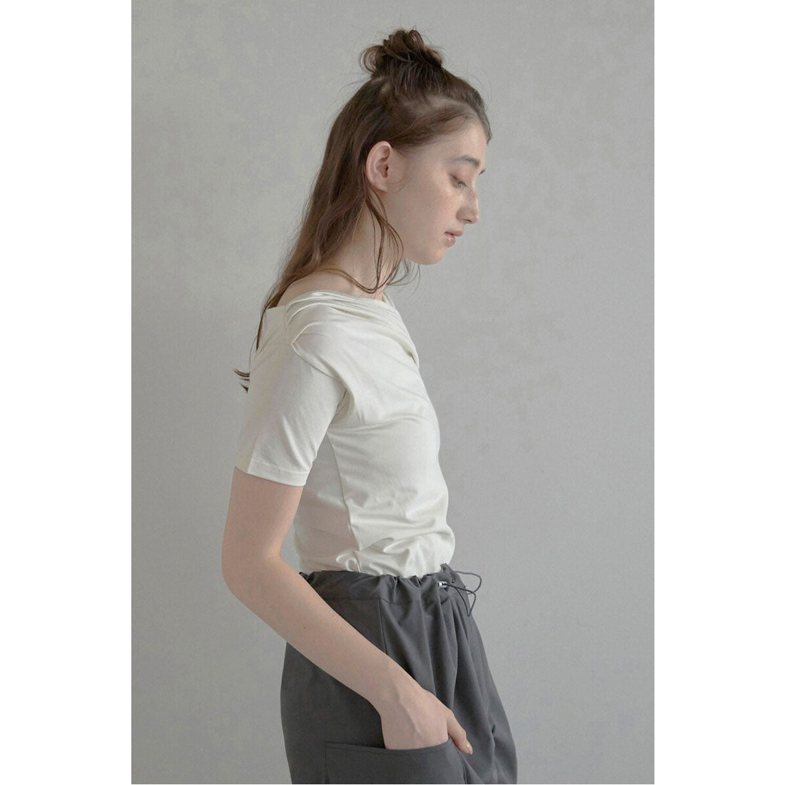 ボンジュールサガン BONJOUR SAGAN 【接触冷感】unbalanced offshoulder tee / オフショルTシャツ （ECRU） ECRU