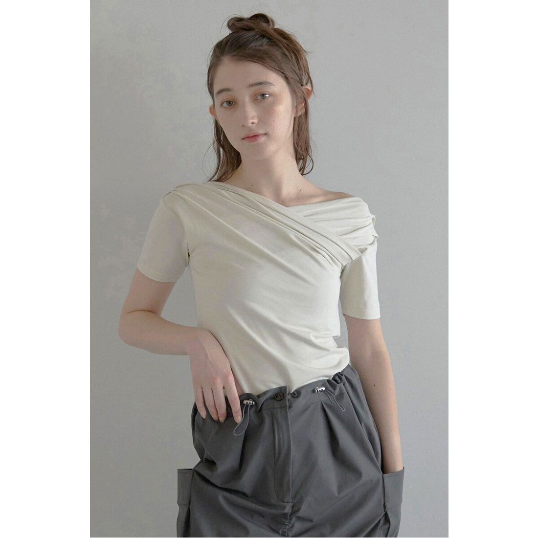 ボンジュールサガン BONJOUR SAGAN 【接触冷感】unbalanced offshoulder tee / オフショルTシャツ （ECRU） ECRU