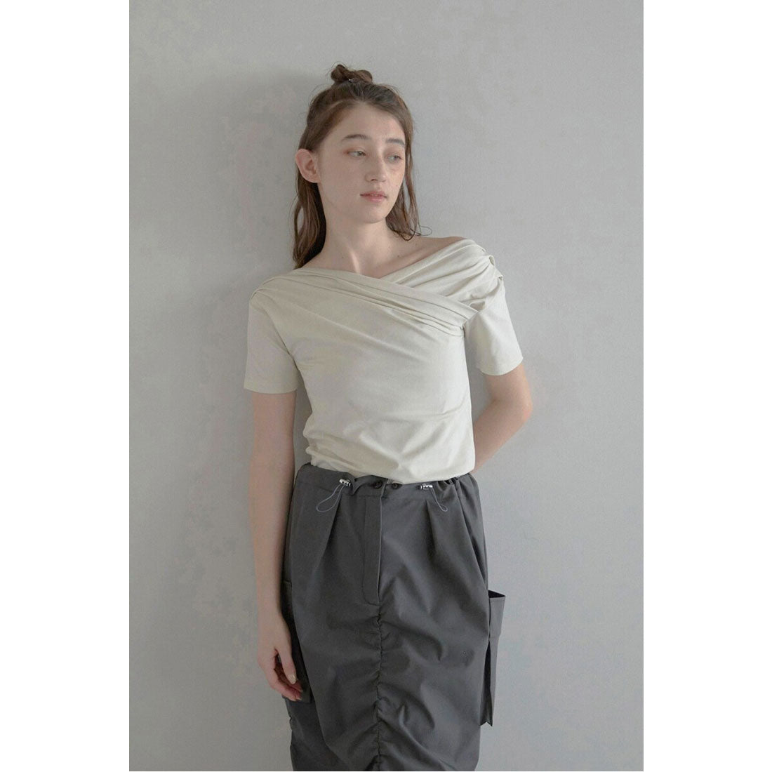 ボンジュールサガン BONJOUR SAGAN 【接触冷感】unbalanced offshoulder tee / オフショルTシャツ （ECRU） ECRU