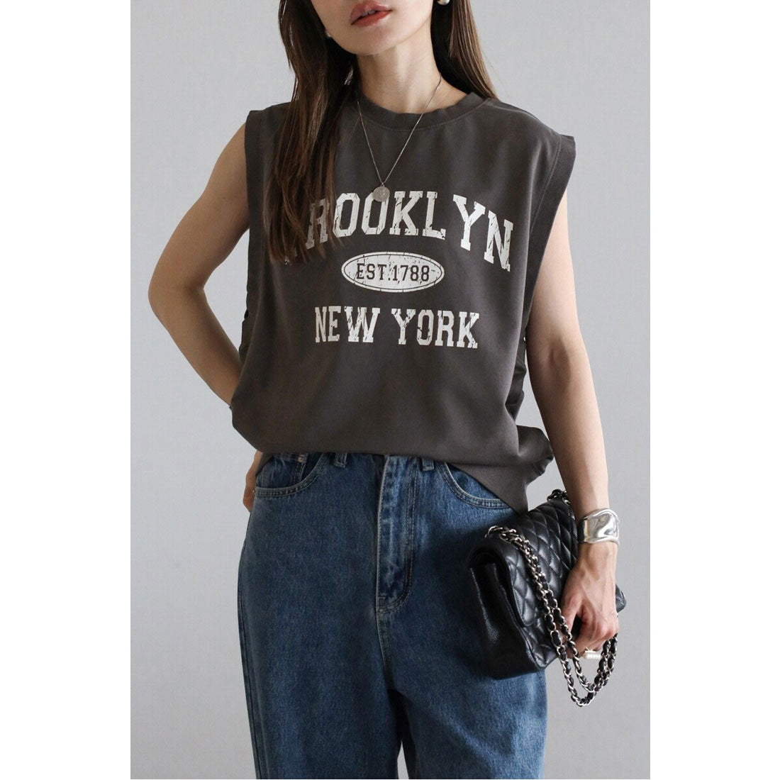 ボンジュールサガン BONJOUR SAGAN ピグメントロゴノースリーブスウェット （CHARCOAL-GRAY） CHARCOAL-GRAY