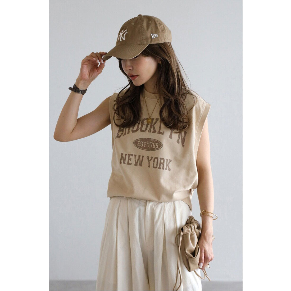 ボンジュールサガン BONJOUR SAGAN ピグメントロゴノースリーブスウェット （LIGHT-BEIGE） LIGHT-BEIGE