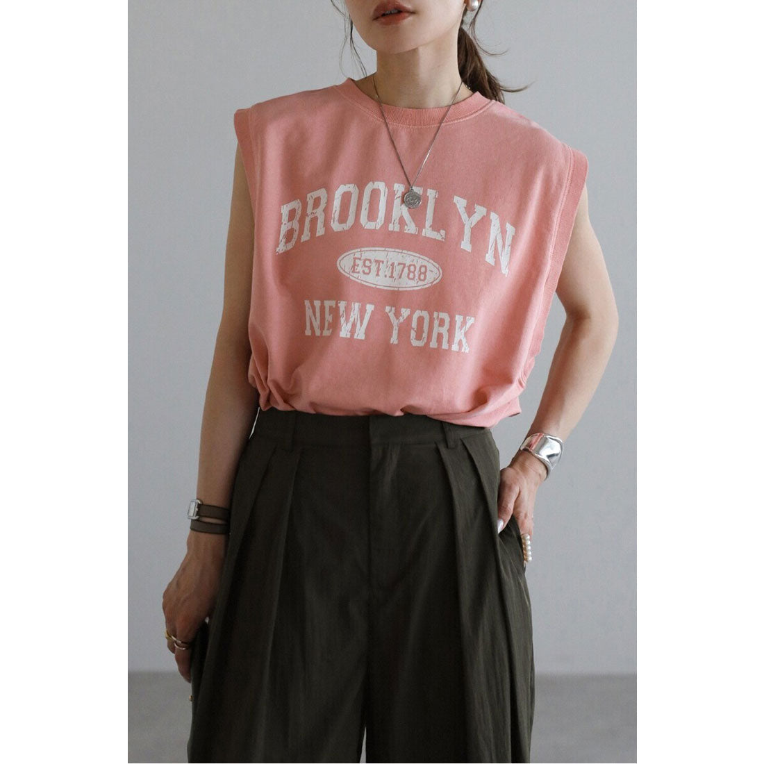 ボンジュールサガン BONJOUR SAGAN ピグメントロゴノースリーブスウェット （PINK） PINK