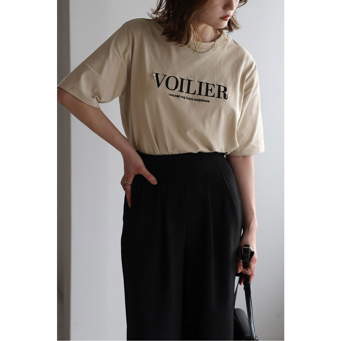 ボンジュールサガン BONJOUR SAGAN パール付きロゴ半袖Tシャツ （LIGHT-BEIGE） LIGHT-BEIGE