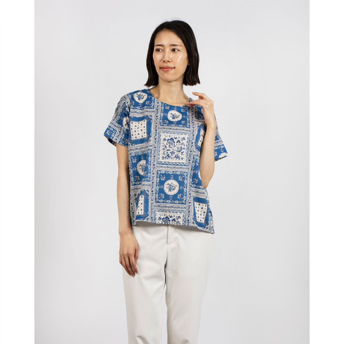 ブローディア BRODIAEA 綿ローンブラウス 花柄 ハンカチ柄 半袖プルオーバー【日本製】 （ブルー） ブルー