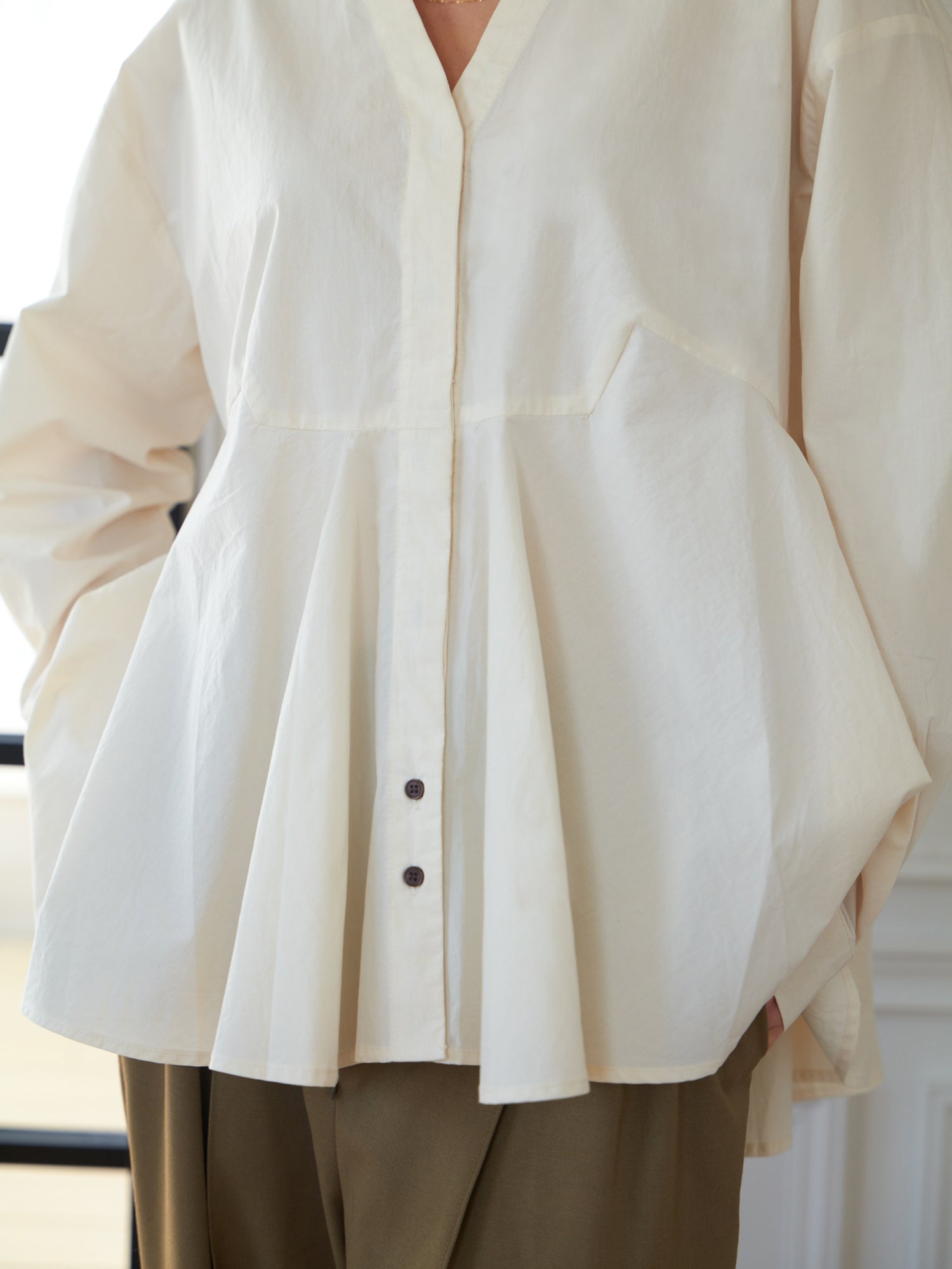 ブラウンアンドストリート Brown&Street Vネックペプラムシャツ （アイボリー） アイボリー