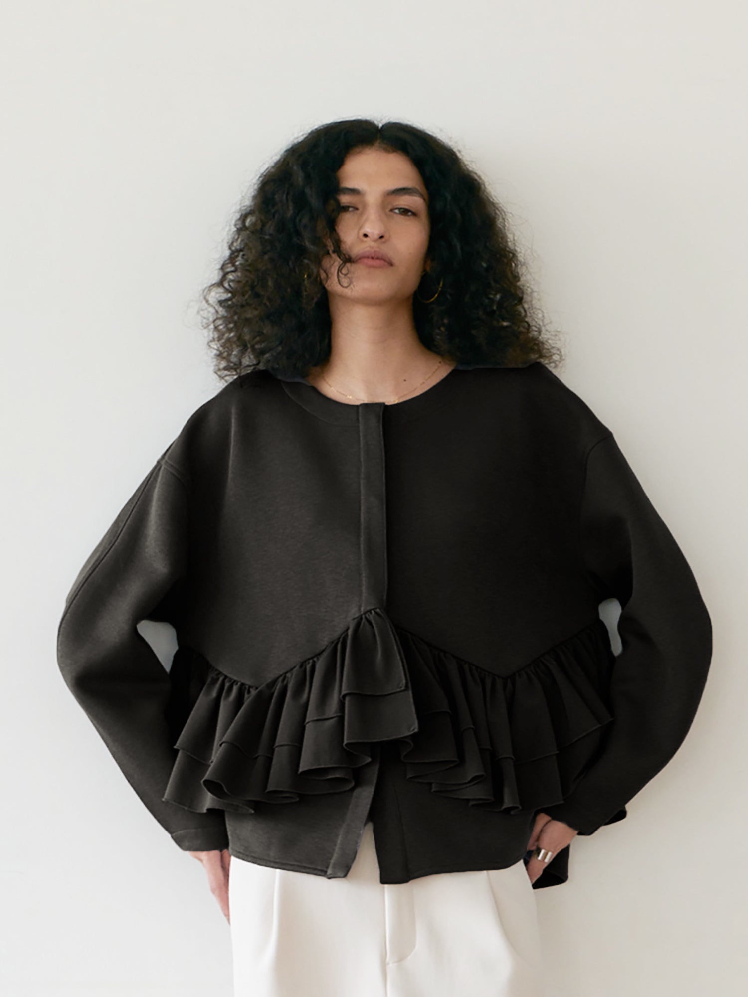 ブラウンアンドストリート Brown&Street 【着映え・腰回りカバー】フリルポンチジャケット （ブラック） ブラック