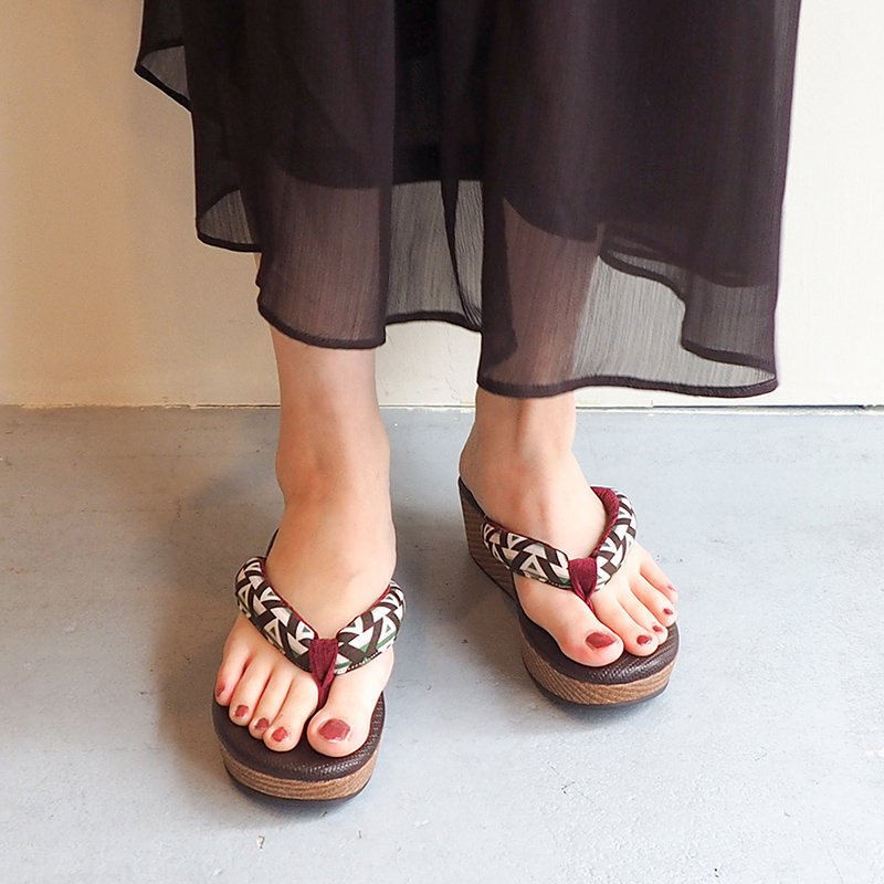 "Baiashinaga Ojisan by Ashinaga Ojisan Geta Tong Sandals"