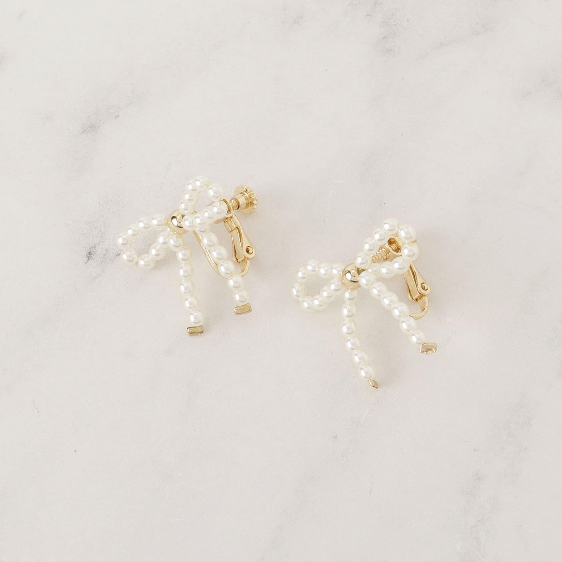 クチュール ブローチ Couture Brooch パール調リボンデザインイヤリング （ゴールド(007)） ゴールド(007)