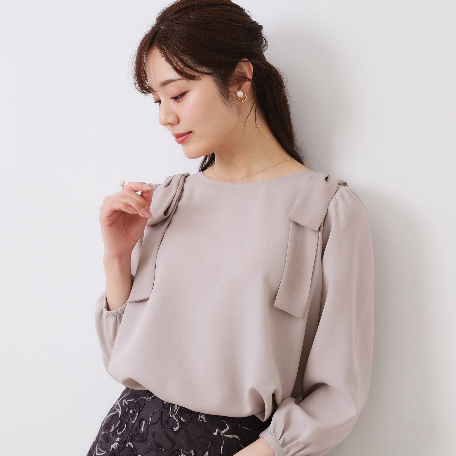 クチュール ブローチ Couture Brooch 肩リボンシフォンブラウス （グレー(012)） グレー(012)