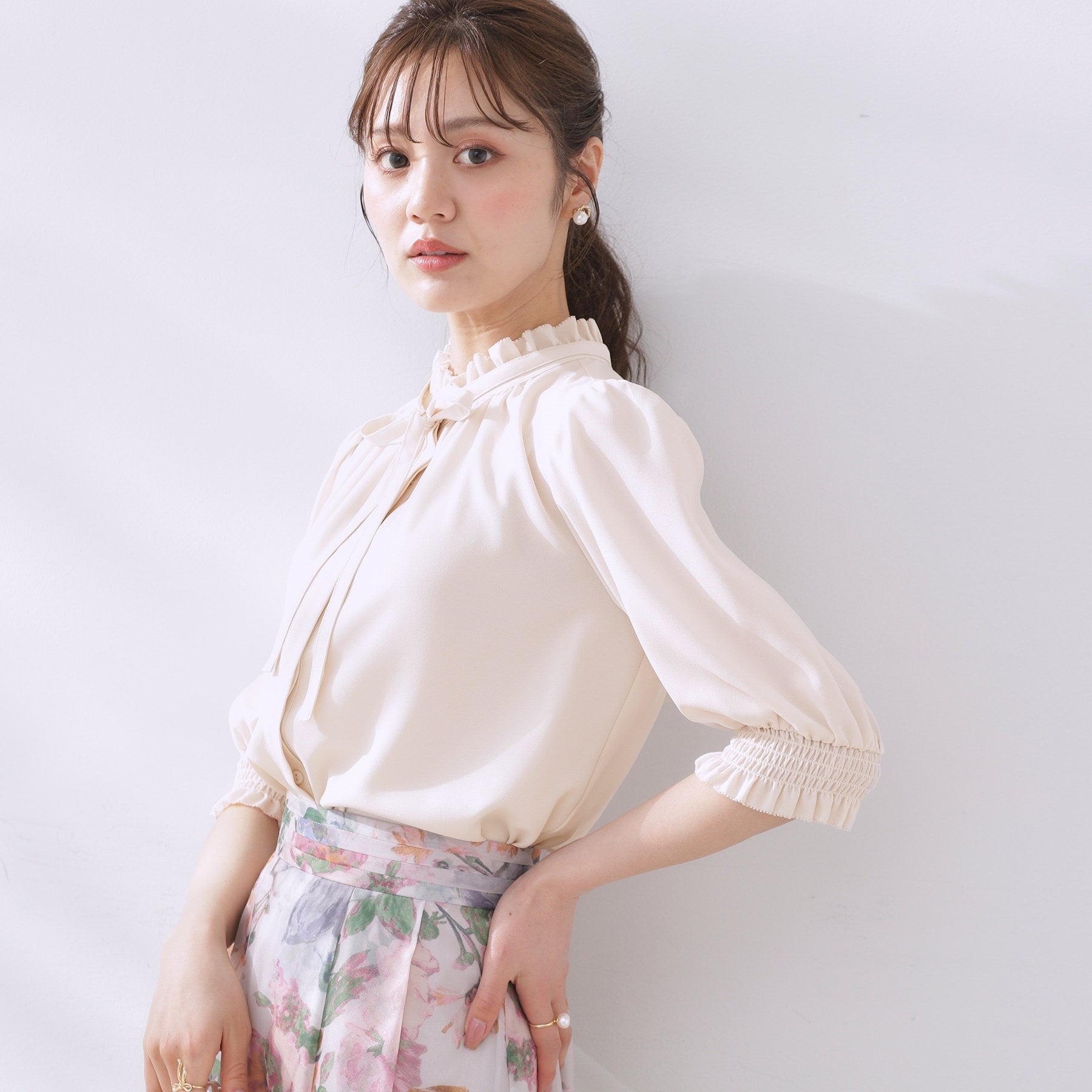 クチュール ブローチ Couture Brooch リボンタイ付きピコフリル5分袖ブラウス （サックスブルー(090)） サックスブルー(090)