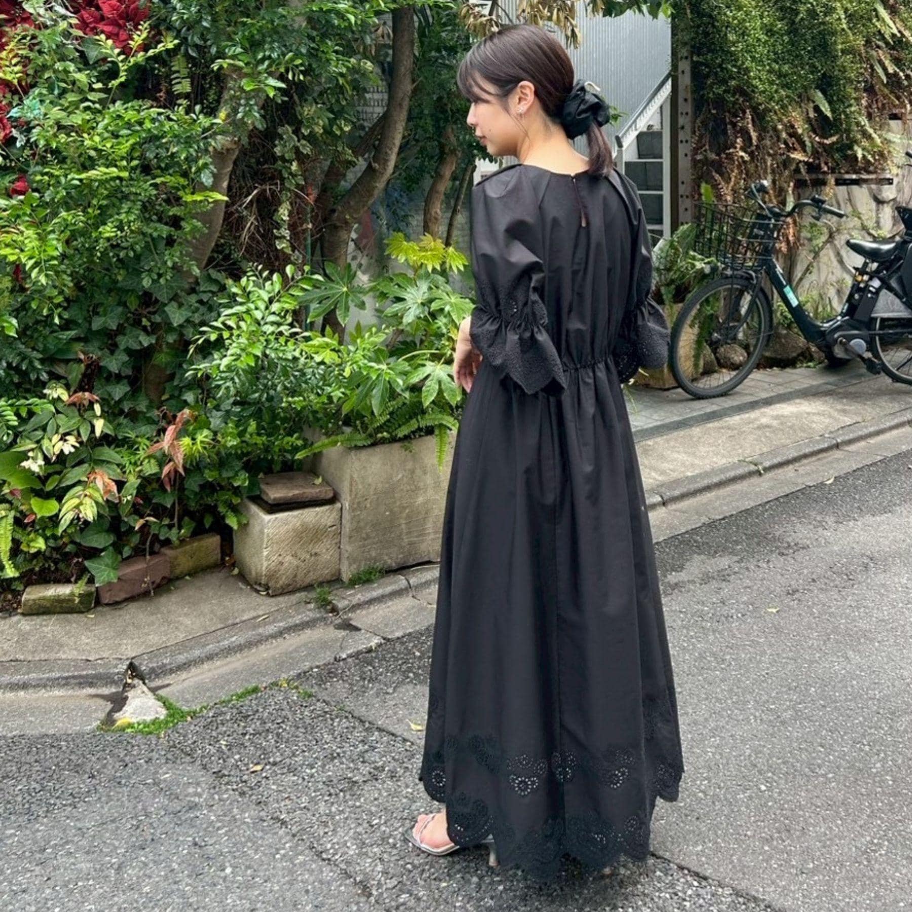 クチュール ブローチ Couture Brooch 【きれいめ・二の腕カバー】エシカルコットン エンブロドルマンワンピース （ブラック(019)） ブラック(019)