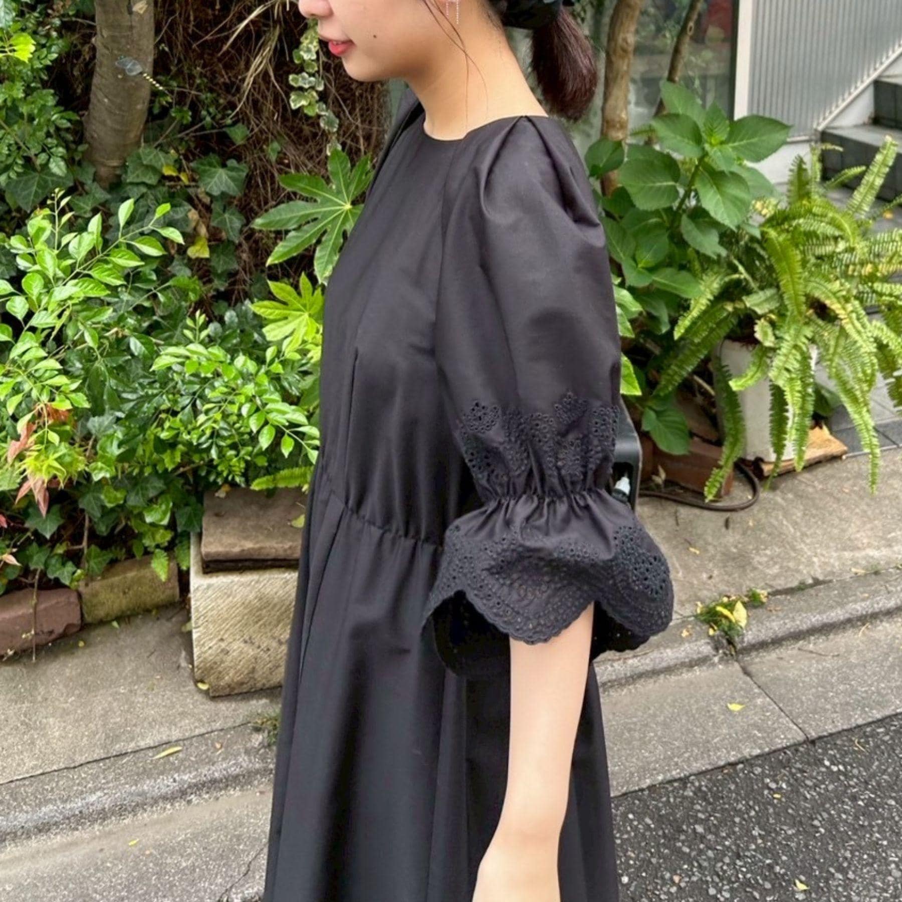 クチュール ブローチ Couture Brooch 【きれいめ・二の腕カバー】エシカルコットン エンブロドルマンワンピース （ブラック(019)） ブラック(019)