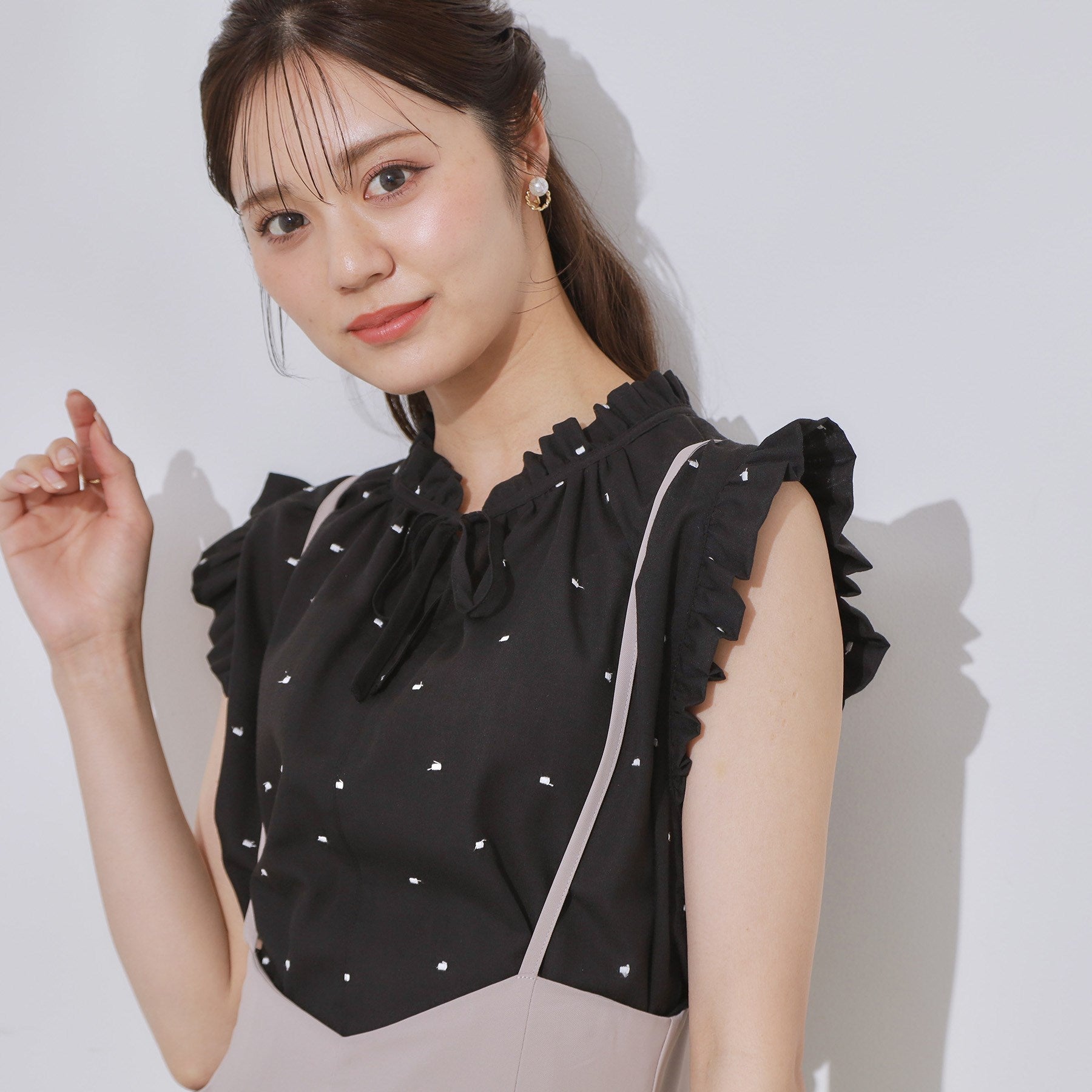 クチュール ブローチ Couture Brooch ドット刺繍リボンデザインブラウス （ブラック(119)） ブラック(119)