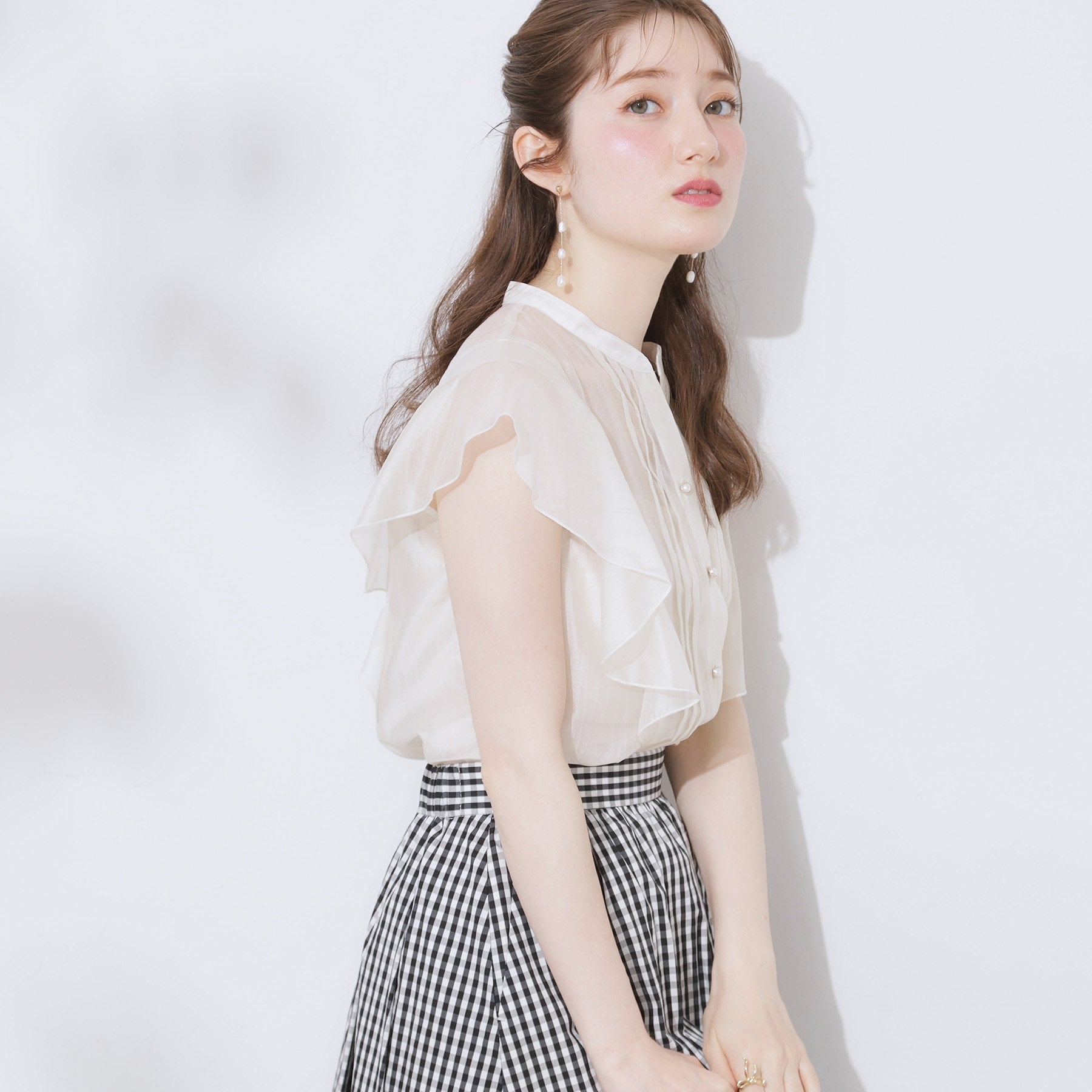 クチュール ブローチ Couture Brooch タックデザインフレア袖シアーブラウス （ピンクベージュ(053)） ピンクベージュ(053)