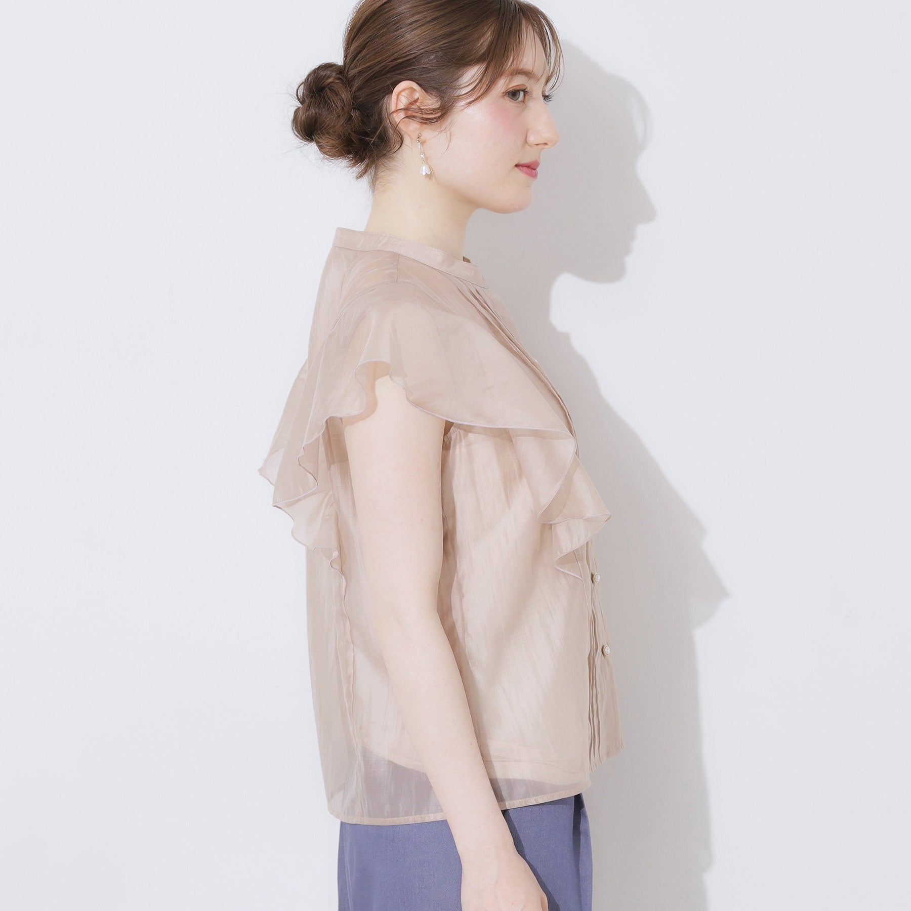 クチュール ブローチ Couture Brooch タックデザインフレア袖シアーブラウス （ピンクベージュ(053)） ピンクベージュ(053)