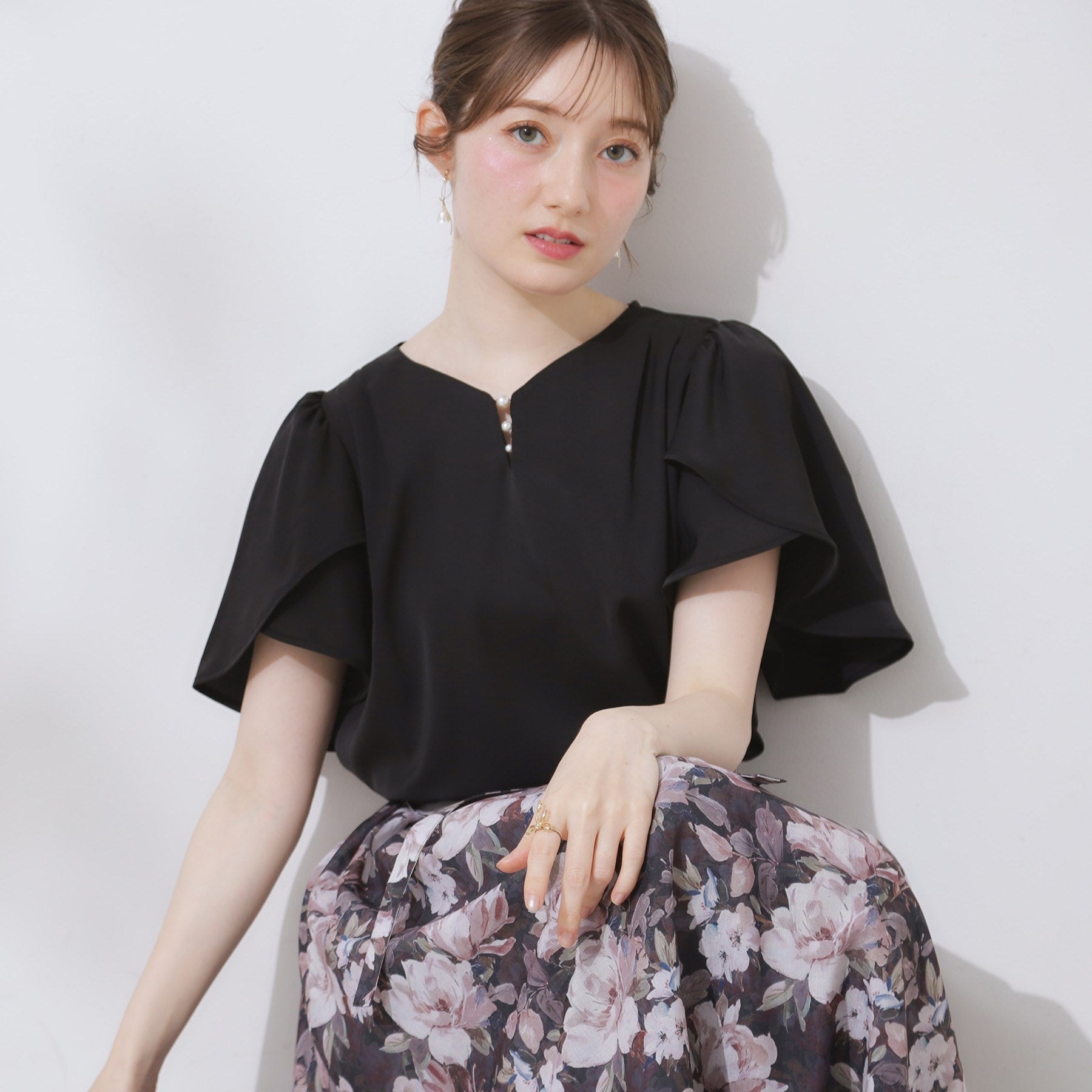 クチュール ブローチ Couture Brooch Vネックパール調フレアブラウス （ブラック(019)） ブラック(019)
