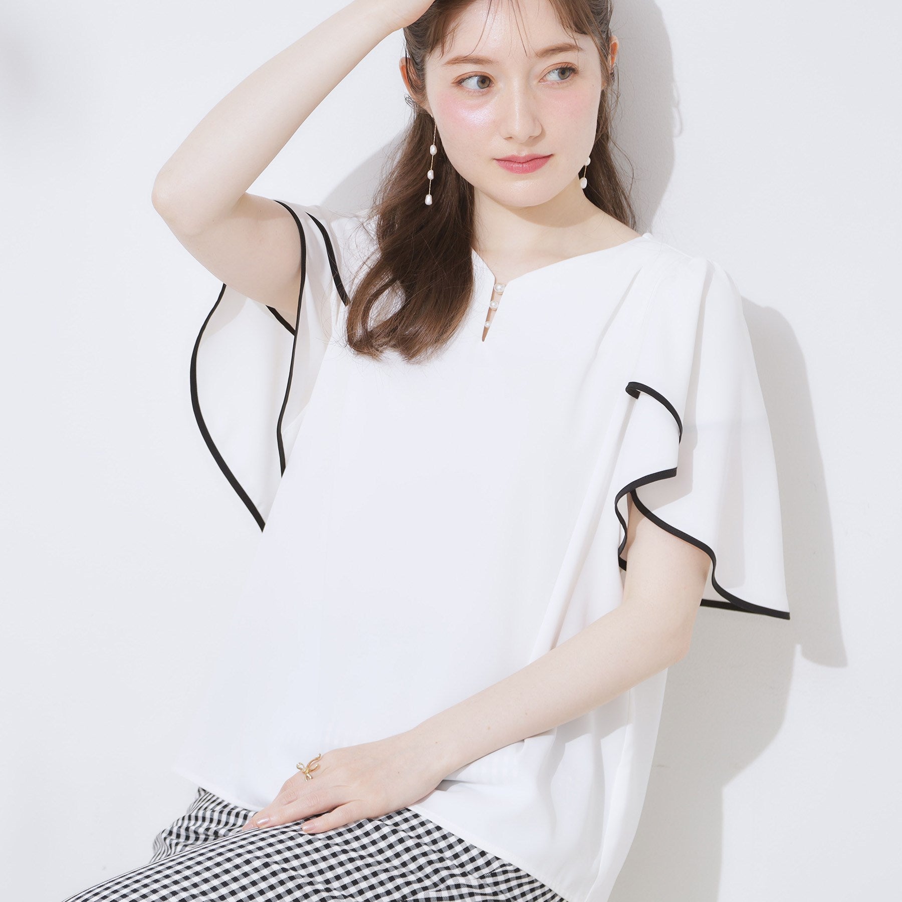 クチュール ブローチ Couture Brooch Vネックパール調フレアブラウス （ブラック(019)） ブラック(019)