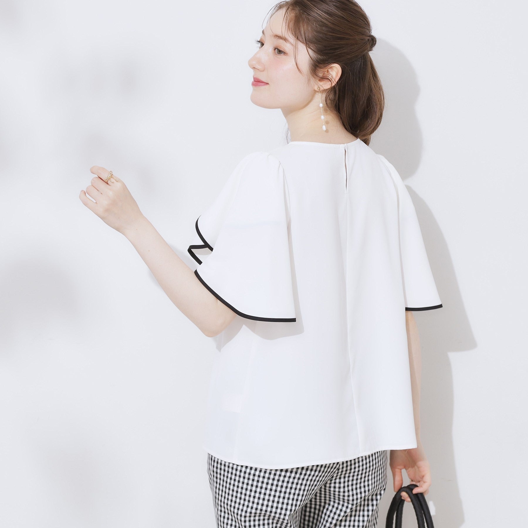 クチュール ブローチ Couture Brooch Vネックパール調フレアブラウス （ブラック(019)） ブラック(019)