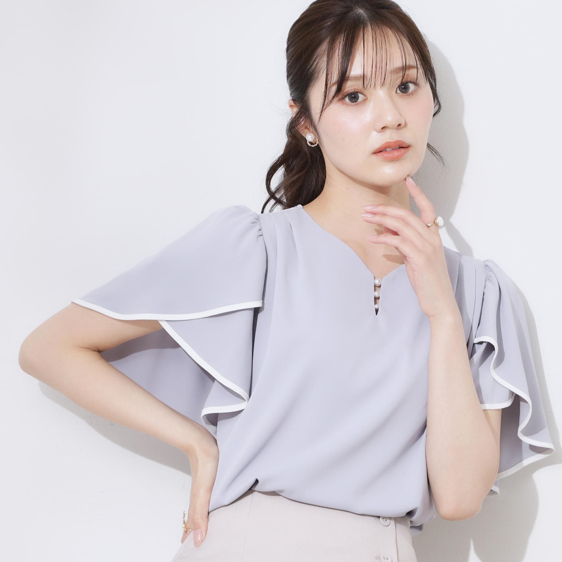 クチュール ブローチ Couture Brooch Vネックパール調フレアブラウス （ブラック(019)） ブラック(019)