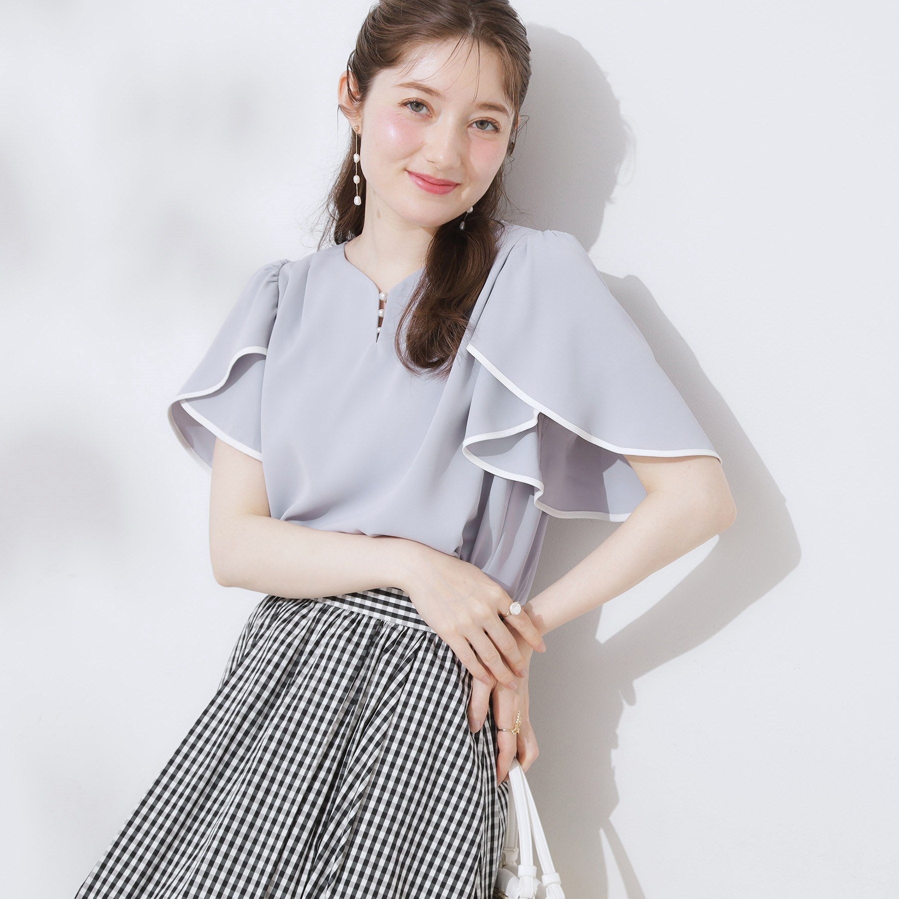 クチュール ブローチ Couture Brooch Vネックパール調フレアブラウス （ブラック(019)） ブラック(019)