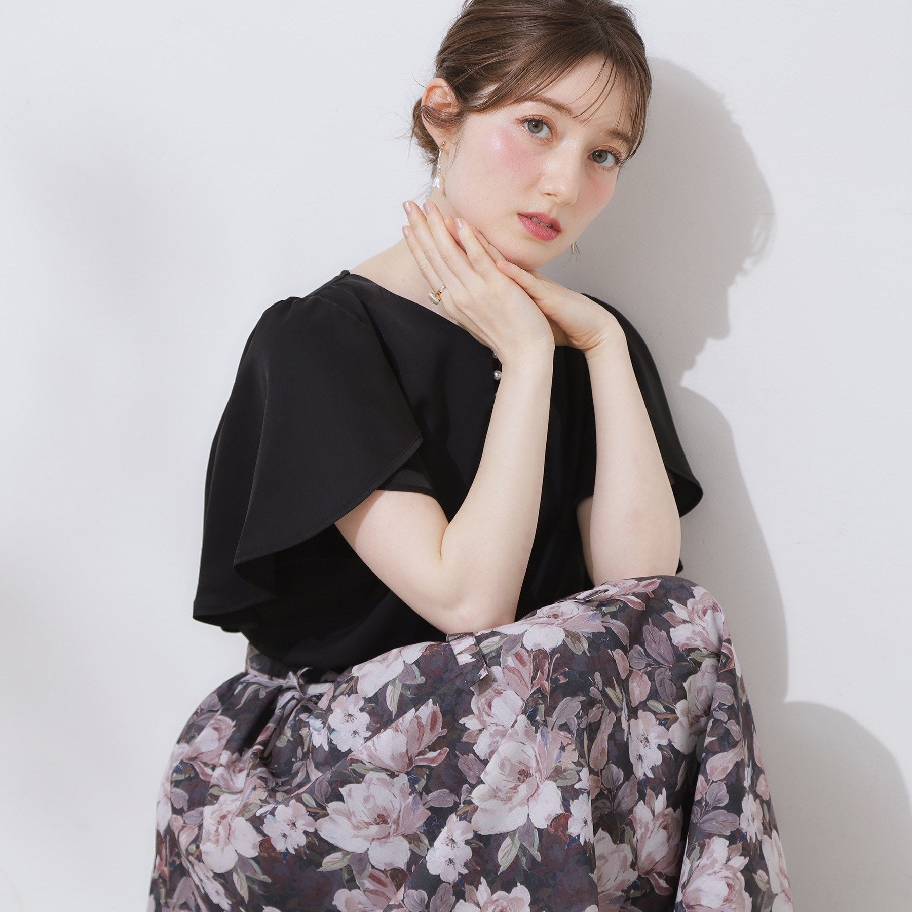 クチュール ブローチ Couture Brooch Vネックパール調フレアブラウス （ブラック(019)） ブラック(019)