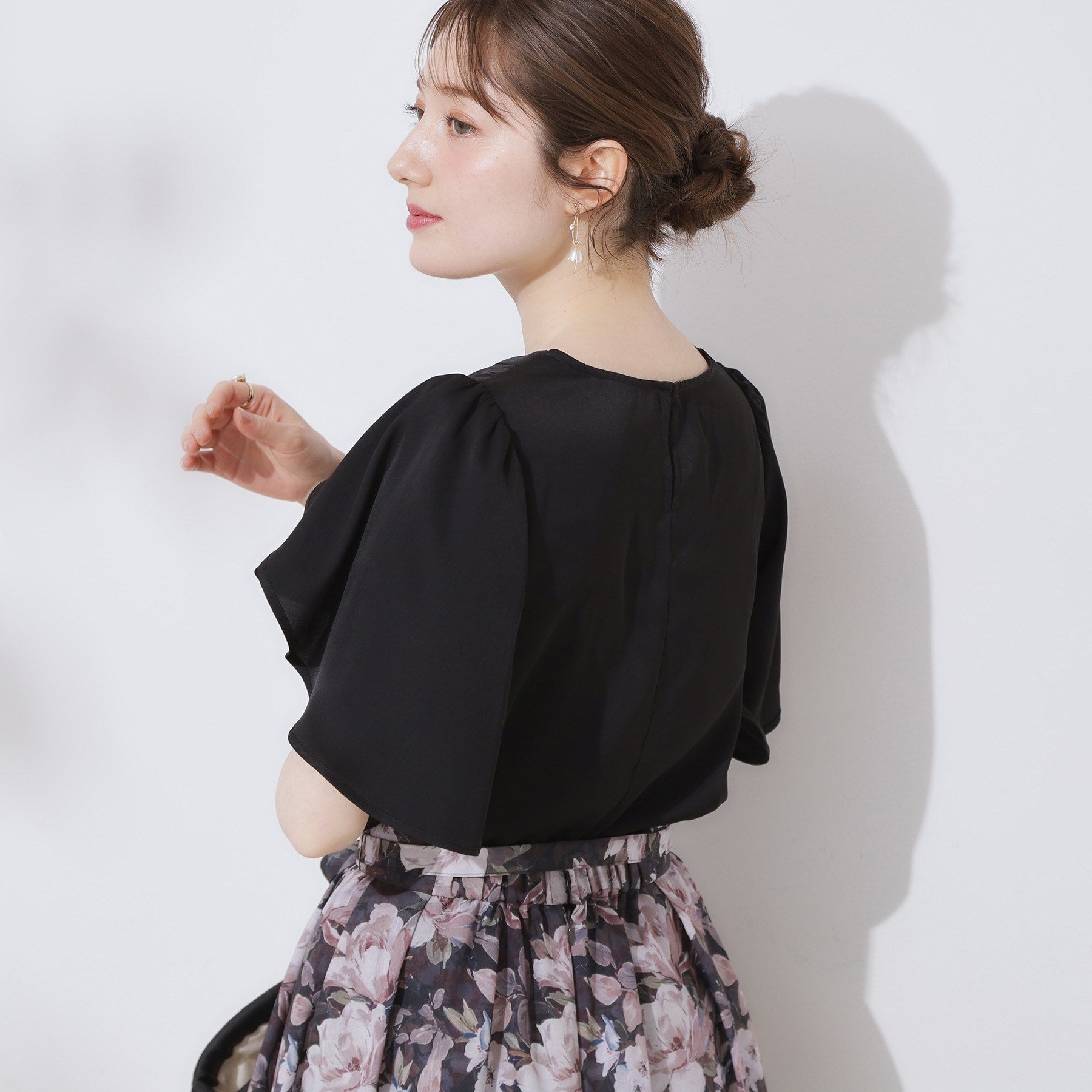 クチュール ブローチ Couture Brooch Vネックパール調フレアブラウス （ブラック(019)） ブラック(019)