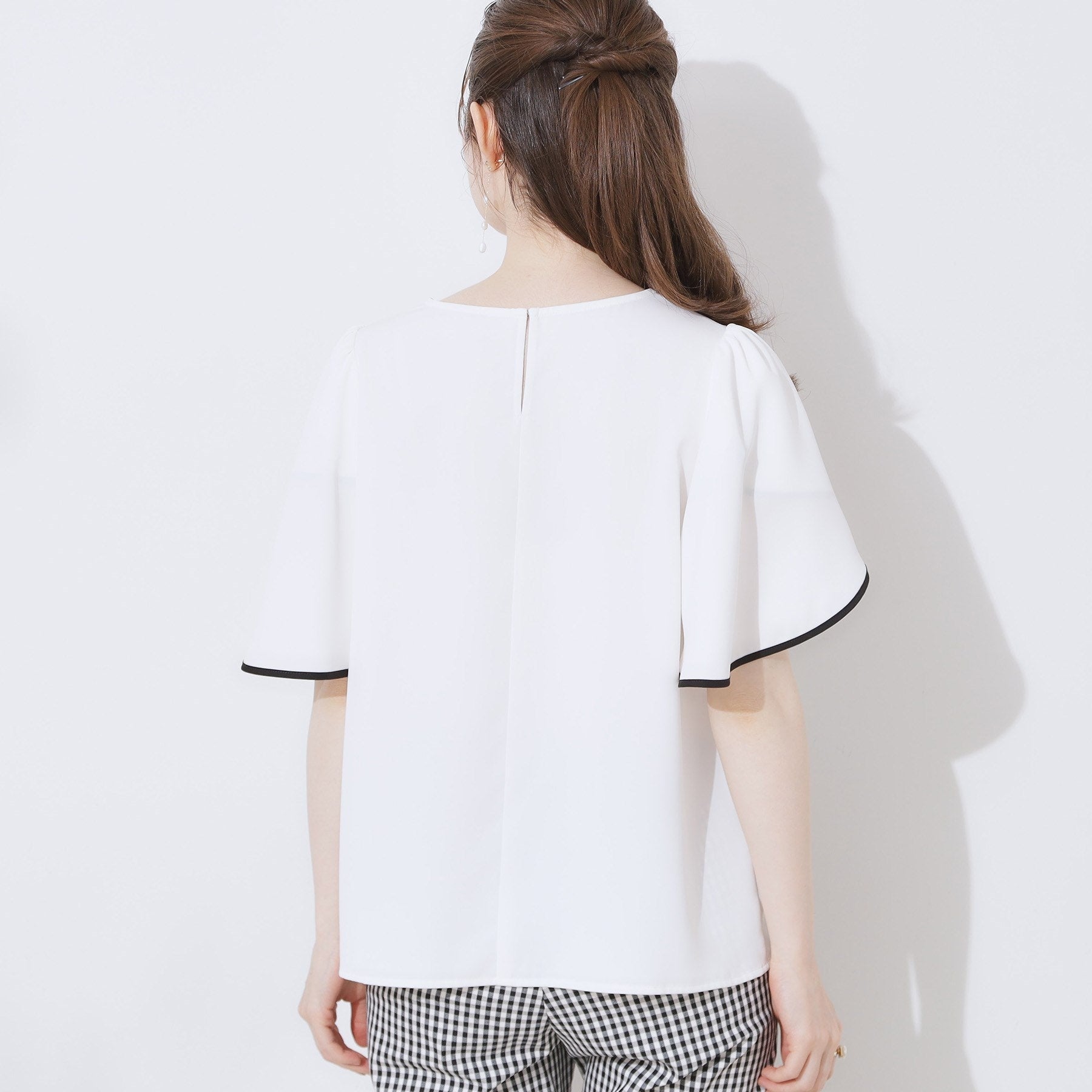 クチュール ブローチ Couture Brooch Vネックパール調フレアブラウス （ブラック(019)） ブラック(019)