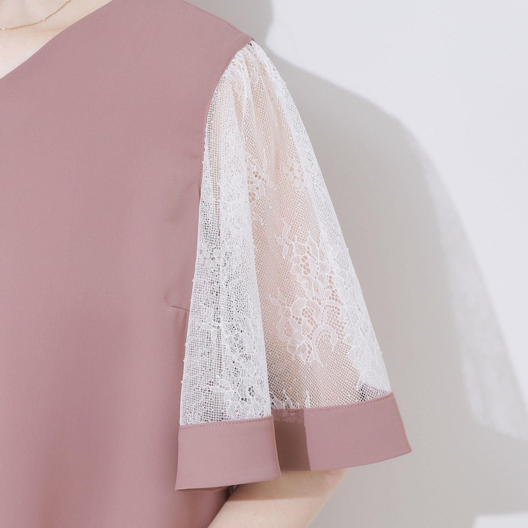 クチュール ブローチ Couture Brooch Vネック袖レースフレアブラウス （ブラック(019)） ブラック(019)