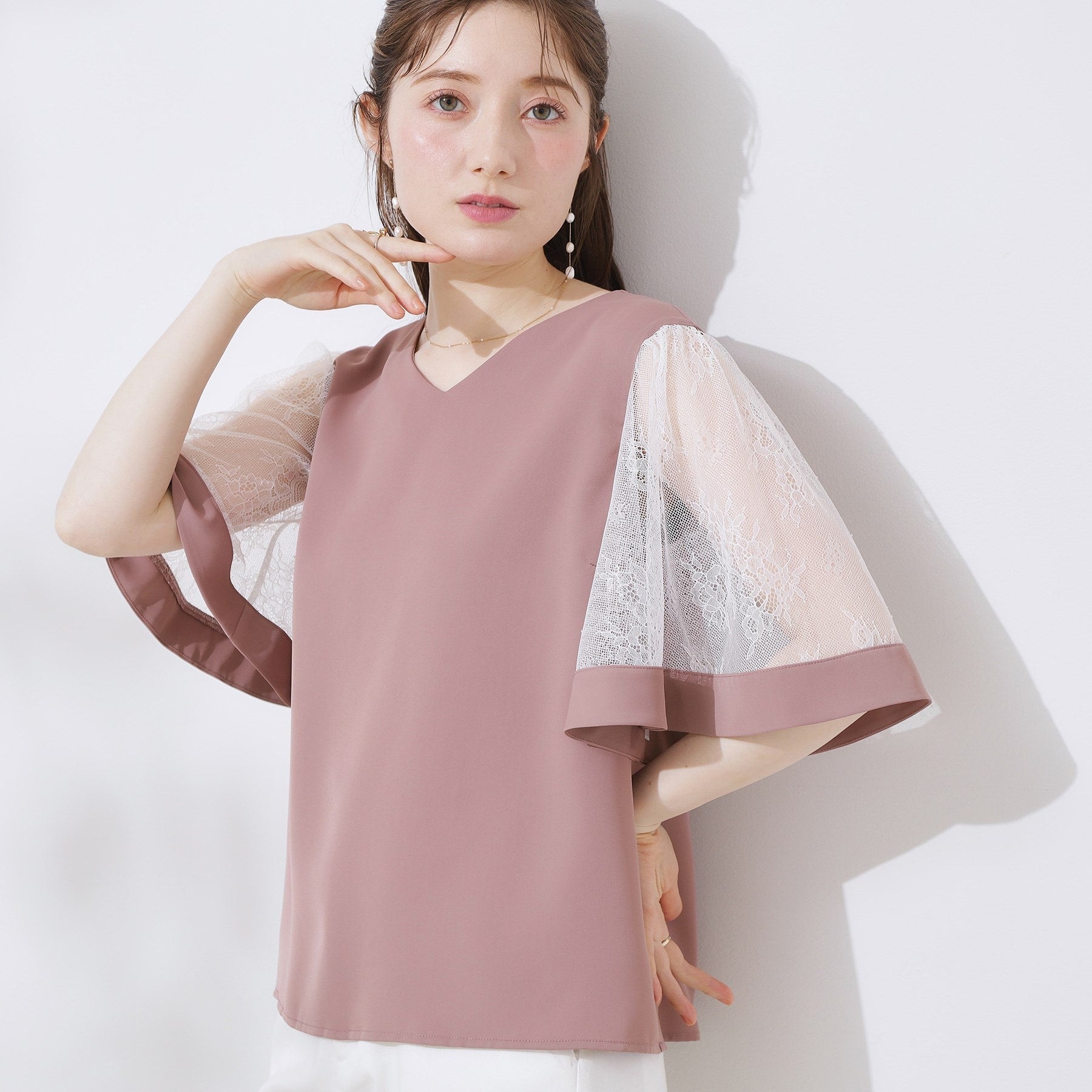 クチュール ブローチ Couture Brooch Vネック袖レースフレアブラウス （ピンクベージュ(053)） ピンクベージュ(053)