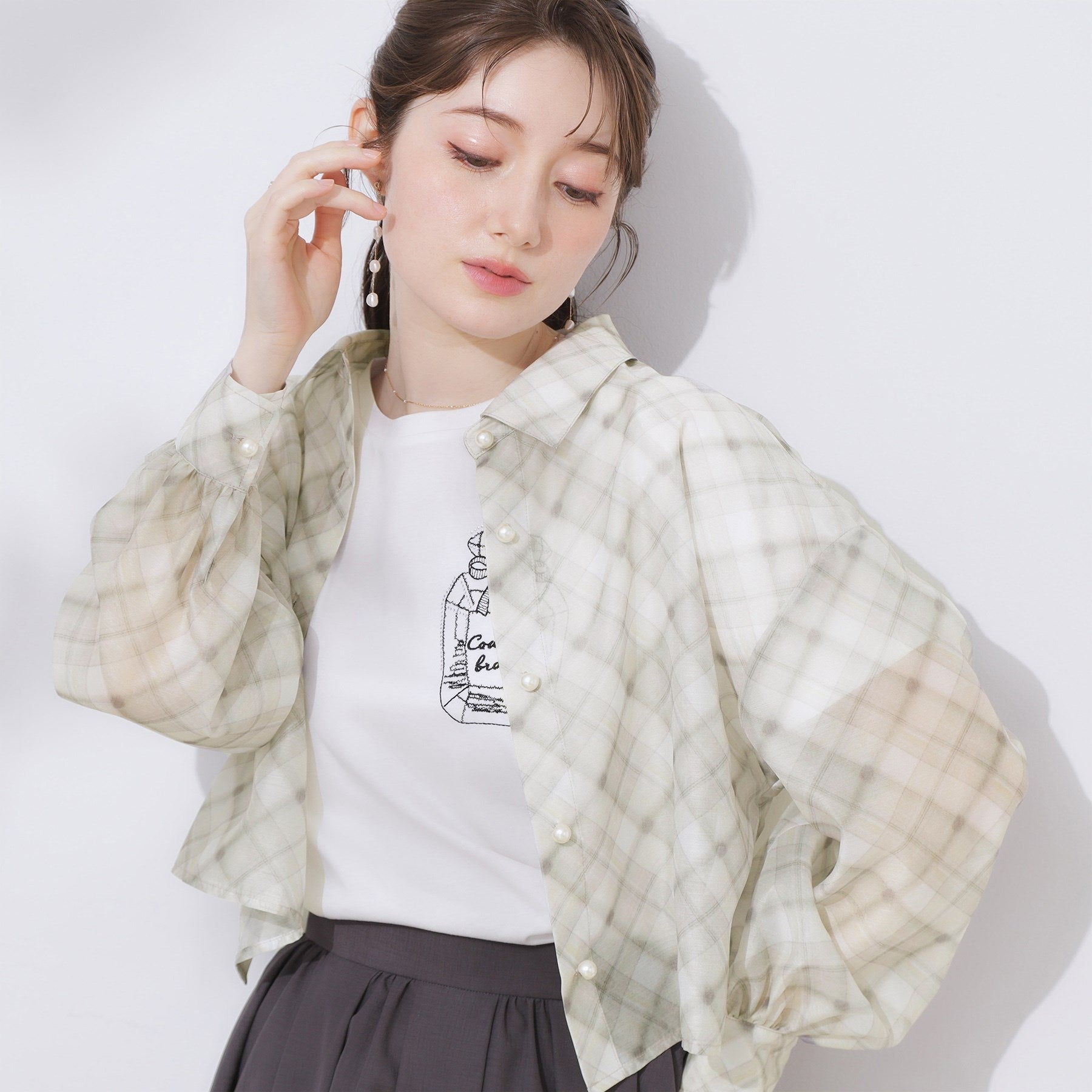 クチュール ブローチ Couture Brooch パール調ボタンシアーシャツ （グレー(012)） グレー(012)