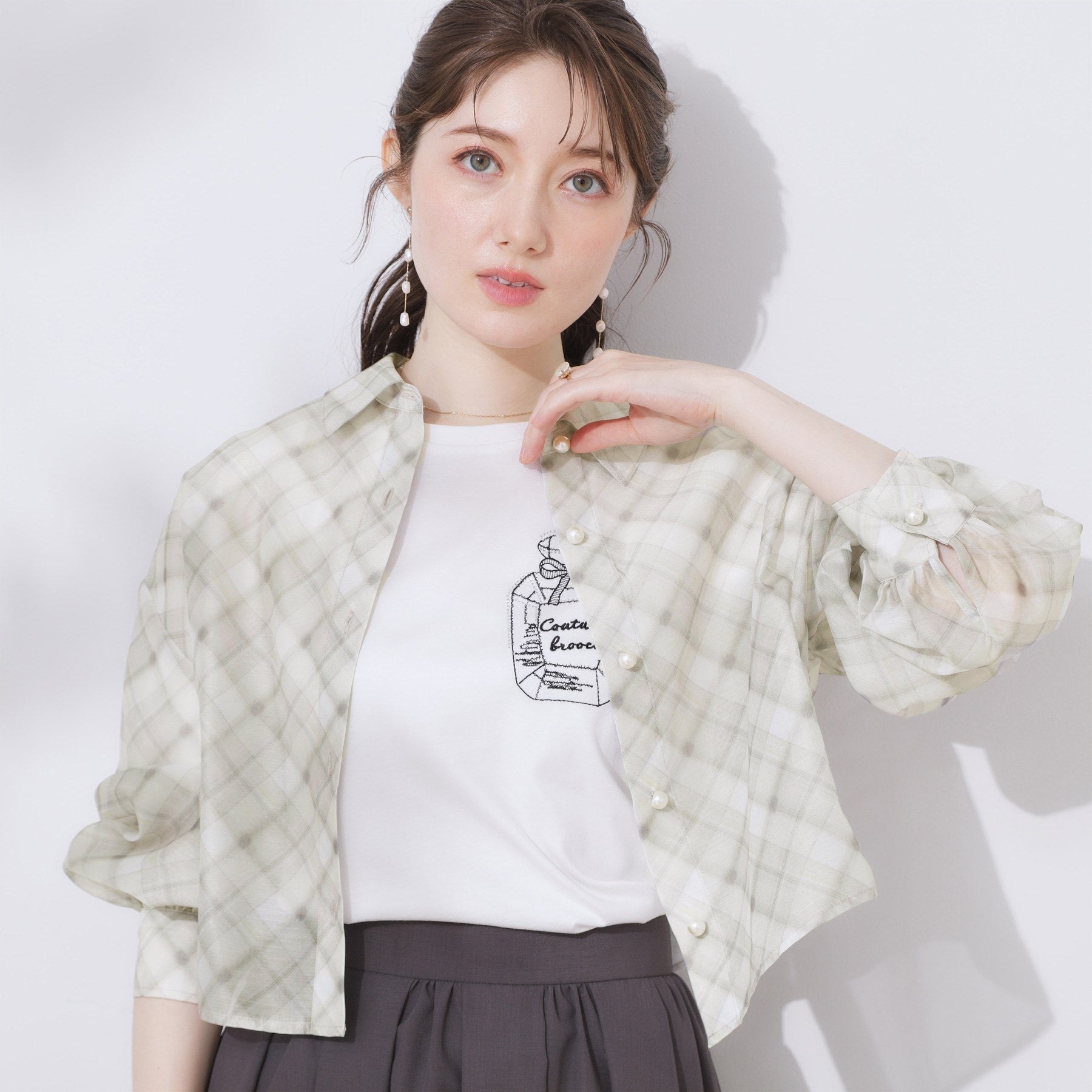 クチュール ブローチ Couture Brooch パール調ボタンシアーシャツ （グレー(012)） グレー(012)