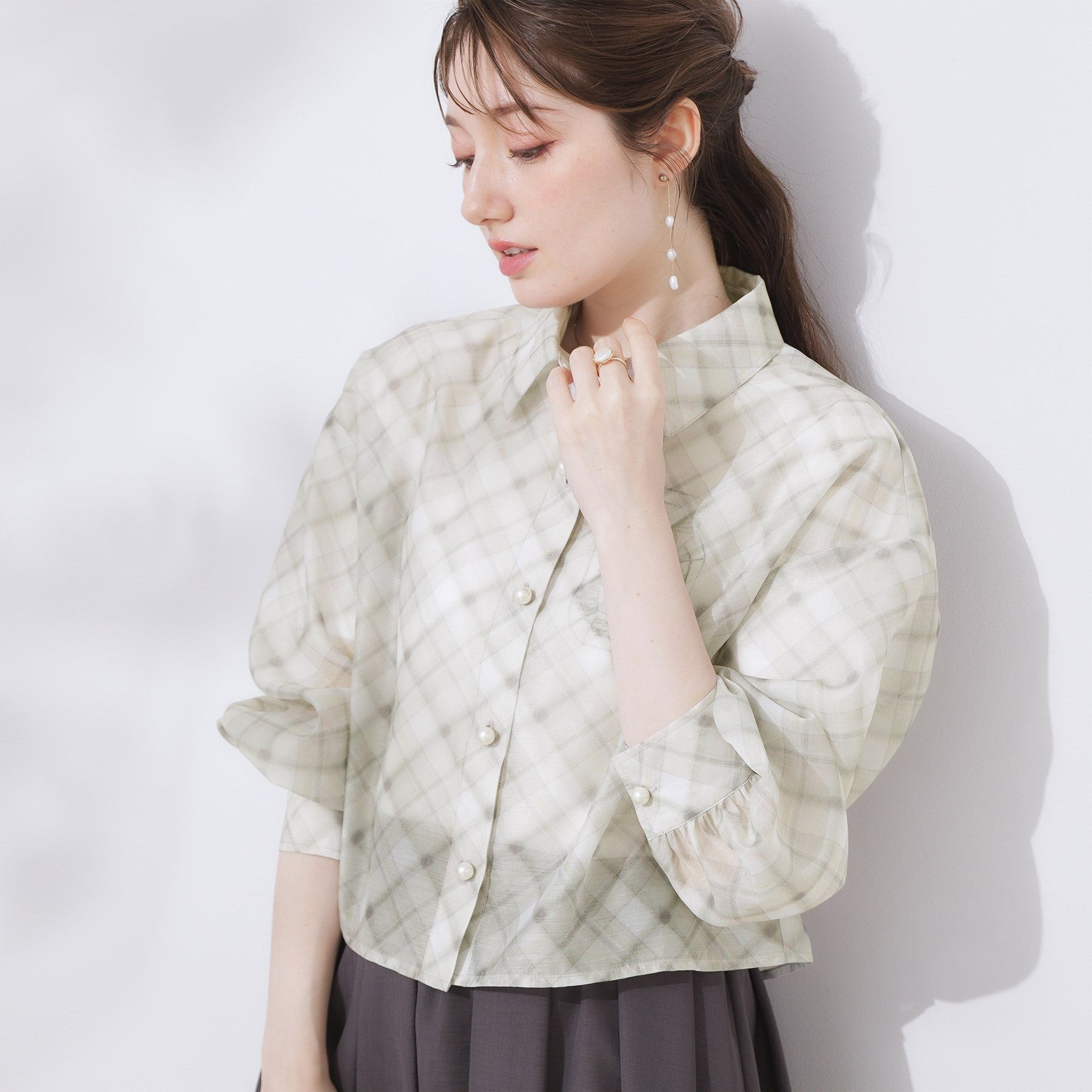 クチュール ブローチ Couture Brooch パール調ボタンシアーシャツ （グレー(012)） グレー(012)