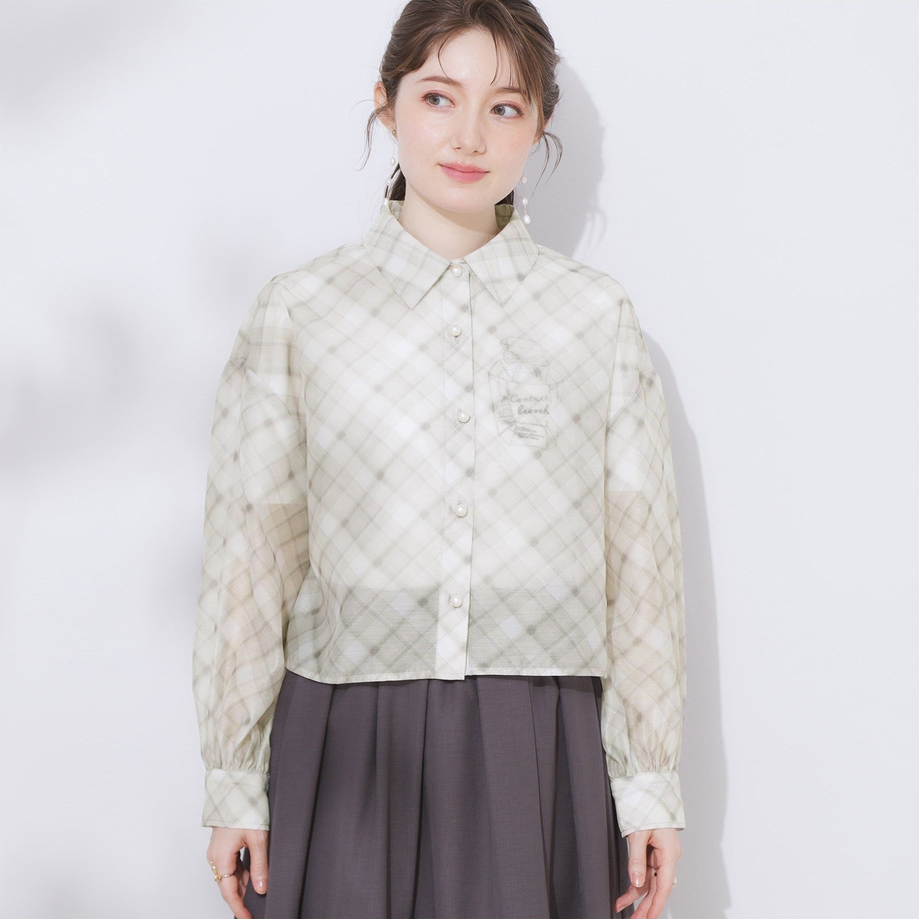 クチュール ブローチ Couture Brooch パール調ボタンシアーシャツ （グレー(012)） グレー(012)